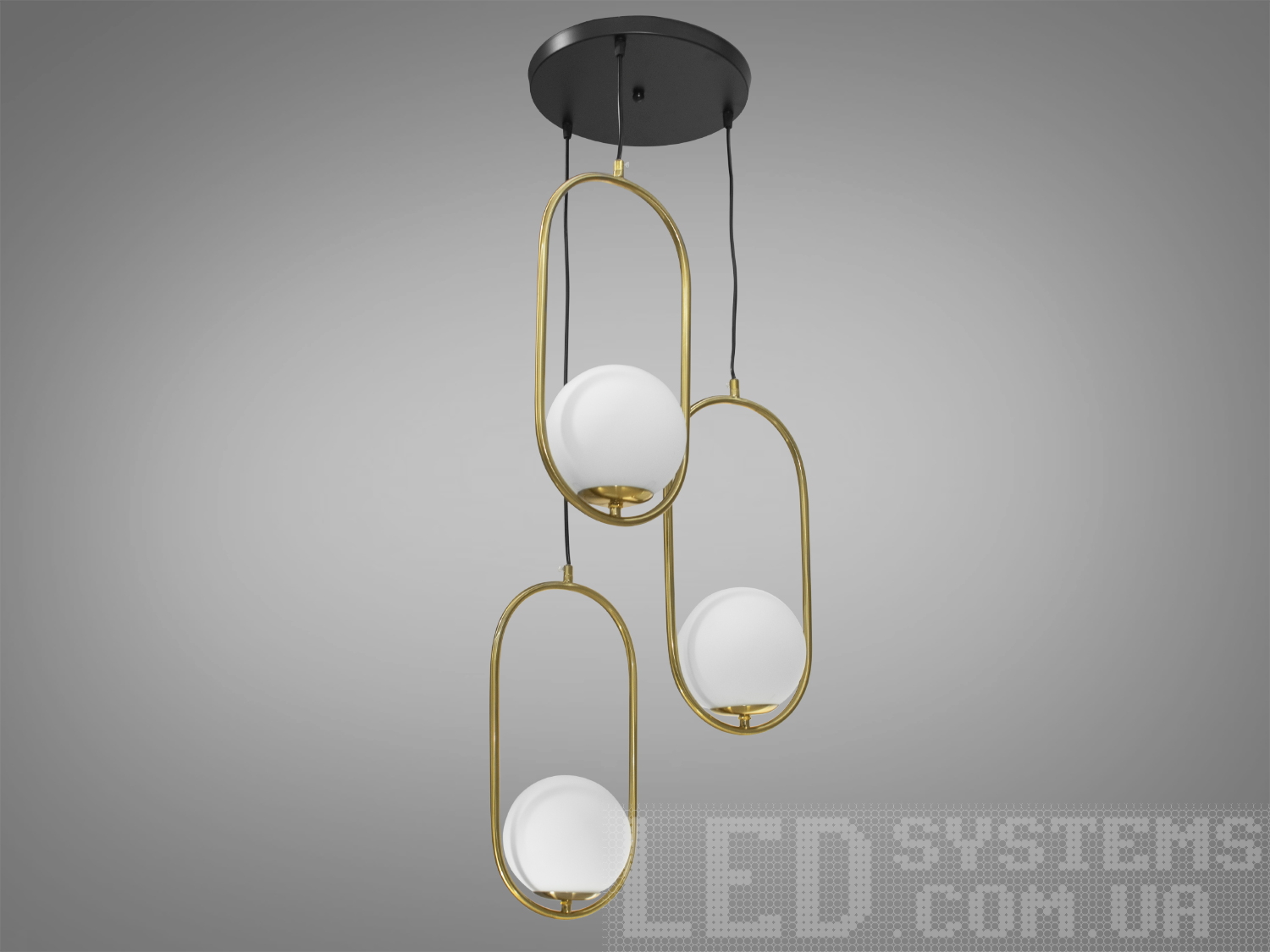 Сучасний світильник-підвіс у стилі Loft відмінно підходить для освітлення столів, барних стійк, робочої поверхні в кухні-студії і т.д. Люстри в стилі &laquo;лофт&raquo; ідеально впишуться в сучасні будинки, квартири, кафе, арт-простір, коворкінги, квеструми.
За рахунок регулювання шнура можна вибрати оптимальну висоту світильника. Люстра-підвіс під звичайні лампочки розжарювання, економки або світлодіодні лампи з цоколем Е27. Стельове кріплення на планку універсальне та підходить для навісних, натяжних та звичайних стель.
Лампа до комплекту не входить.