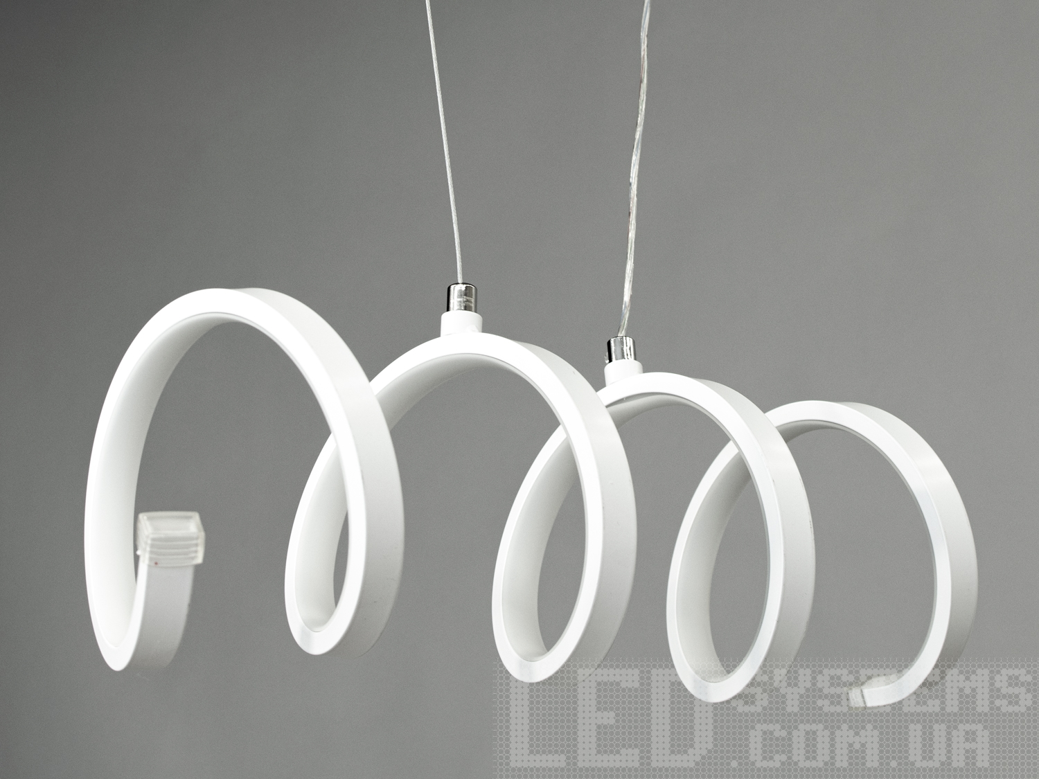 Сучасна світлодіодна люстра в кухню світить легким заповнює світлом. Погодьтеся затишний бар заповнений від підлоги до стелі яскравим сліпучим світлом стає придорожній закусочній.&nbsp;І навпаки інтер'єр в напівтемряві, з ефектно підсвічуються столиками і наприклад барною стійкою створюють затишок і відчуття самоти. При цьому яскраво освітлені страви виглядають апетитно.&nbsp;Саме для створення приємного заповнює освітлення ми пропонуємо використовувати ці світильники.&nbsp;Будь то ресторан з розвішаних над столиками підвісами, або квартира з сучасним інтер'єром і розкиданими по стелі світильниками, ви і ваші гості будуть завжди в захваті від світла цієї LED-люстри.