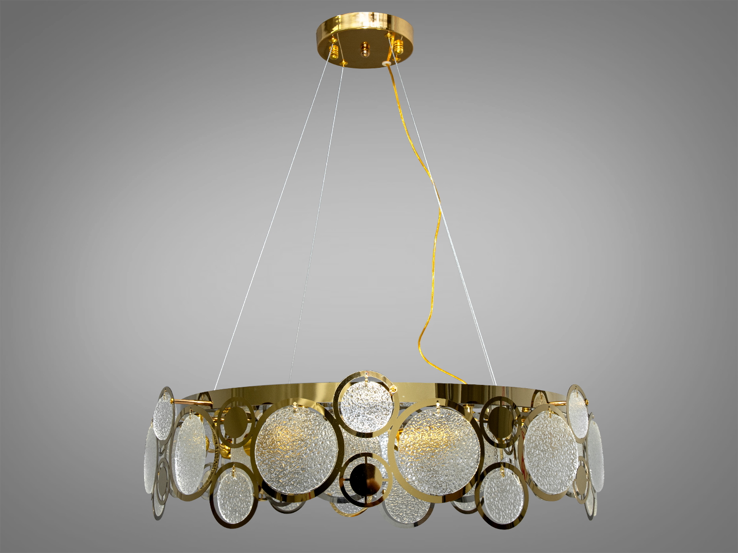 Підвісна люстра з круглими скляними елементами в металевому корпусі добре виглядатиме в сучасному інтер'єрі зали, спальні, коридору або кухні. На неї можна дивитися під будь-яким кутом, і не дивлячись на легкість конструкції люстри, ви завжди бачитимете лампи тільки через димчасте скло. Висота люстри регулюється, завдяки чому підходить для низьких стель.
Сучасна люстра під звичайну лампочку із цоколем Е14. Стельове кріплення на планку універсальне підходить для підвісних, натяжних та звичайних стель.
Увага. Вага люстри понад 8кг.
18038-600G