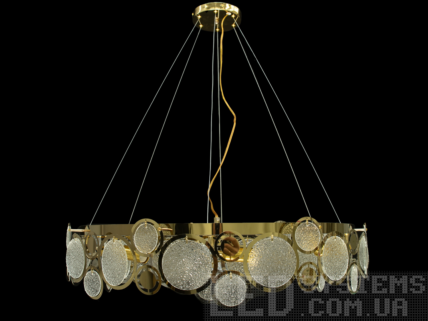 Люстра підвіс із круглими скляними елементами в металевому корпусі добре виглядатиме в сучасному інтер'єрі зали, спальні, коридору або кухні. На неї можна дивитися під будь-яким кутом, і не дивлячись на легкість конструкції люстри, ви завжди бачитимете лампи тільки через димчасте скло. Висота люстри регулюється, завдяки чому підходить для низьких стель.
Сучасна люстра під звичайну лампочку із цоколем Е14. Стельове кріплення на планку універсальне підходить для підвісних, натяжних та звичайних стель.
Увага. Вага люстри понад 8кг.