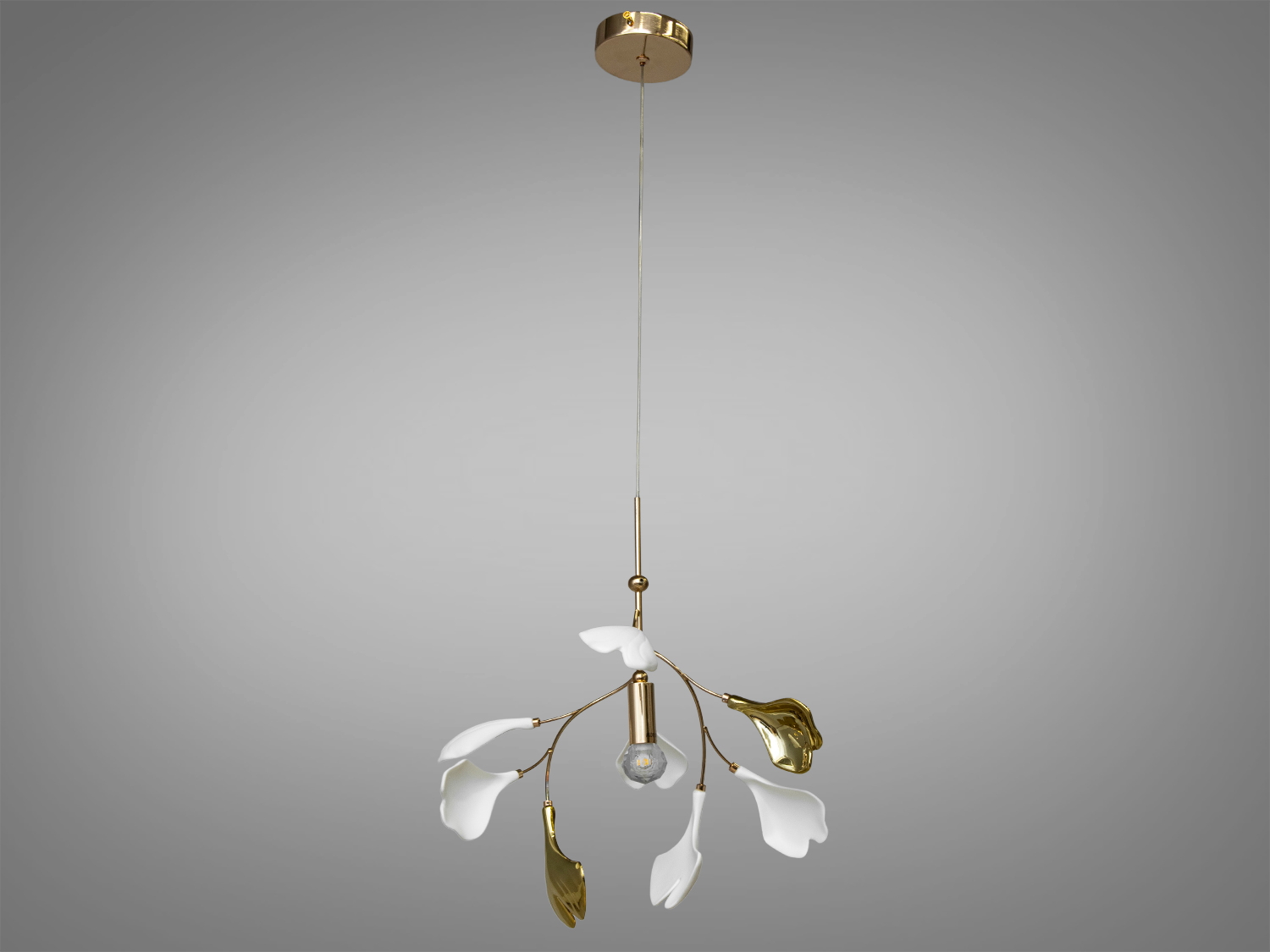 Оригінальна люстра з фарфоровими елементами в коридор також добре виглядатиме в інтер'єрі спальні, зали, вітальні, їдальні, квартирі студії, як у стилі лофт, так і в класичному інтер'єрі. Також ідеально впишеться в сучасні будинки, квартири, кафе, арт-простір, коворкінги, квеструми.
Ця вишукана люстра є шедевром дизайну, який набуває гармонії між природною красою і сучасною естетикою з ніжними керамічними пелюстками, що мають форму листя гінкго білоба - дерева. Їхній природний мотив уособлює спокій та розслаблення, приносячи в інтер'єр елементи природної гармонії, створюючи в інтер'єрі неповторну атмосферу.
Регульована висота люстри дозволяє змінювати розташування світильника в залежності від потреб простору, забезпечуючи оптимальне освітлення та створення затишку у вашому будинку. Така люстра з пелюстками у формі листя гінкго стане центральним елементом оформлення приміщення, надавши йому стиль, елегантність і трохи природної магії.
Люстра-підвіс під звичайні лампочки розжарювання, економки або світлодіодні лампи із цоколем Е14. Кріпиться до навісних, натяжних і звичайних стель універсальним кріпленням-на планку.
Лампа до комплекту не входить.