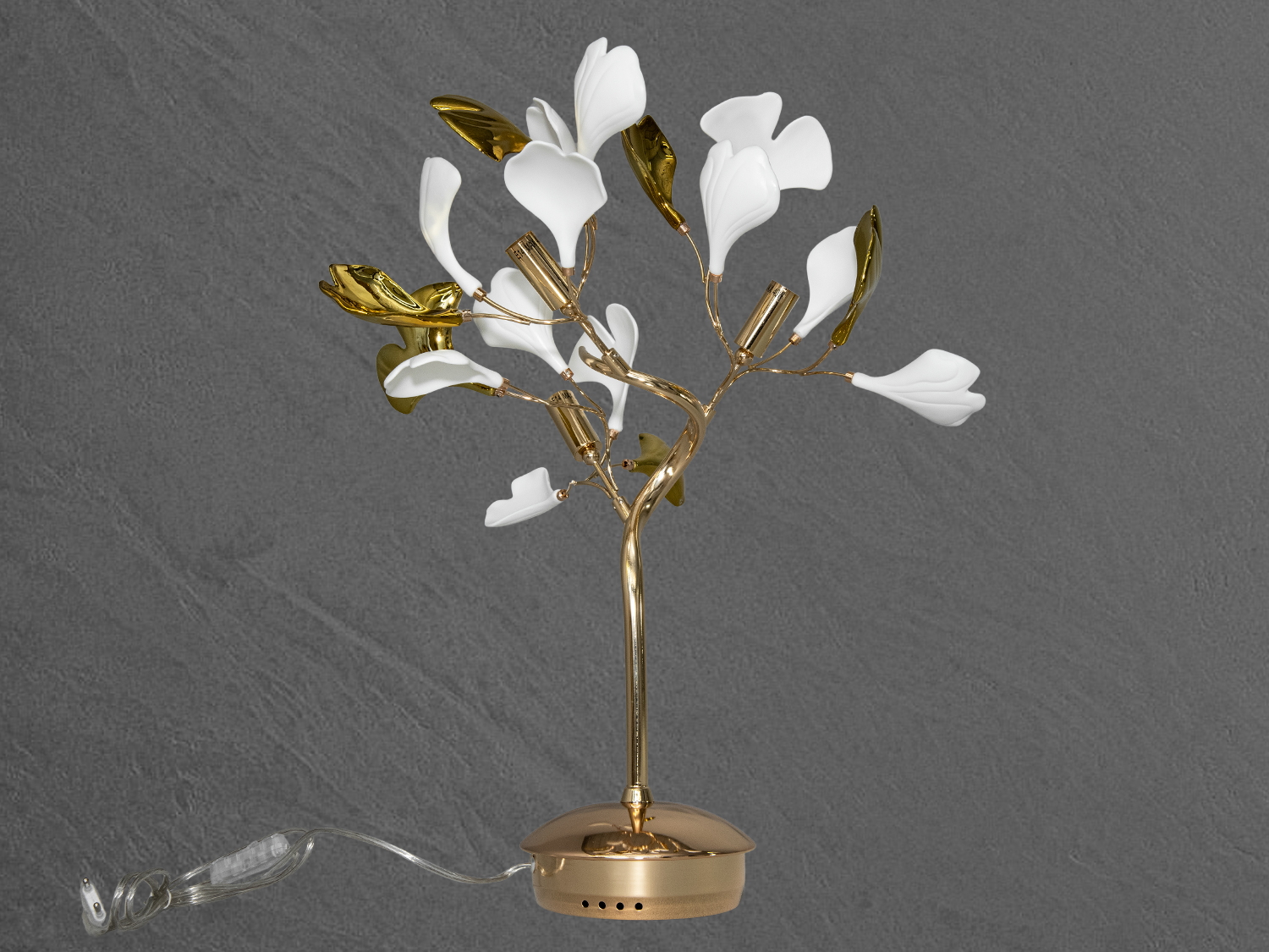 Настільна лампа з керамічними елементами виконана з трьома ламповими патронами типу E14 та прикрашена декоративними елементами, що нагадують листя Гінкго Білоба, стародавній символ витривалості та сили природи.