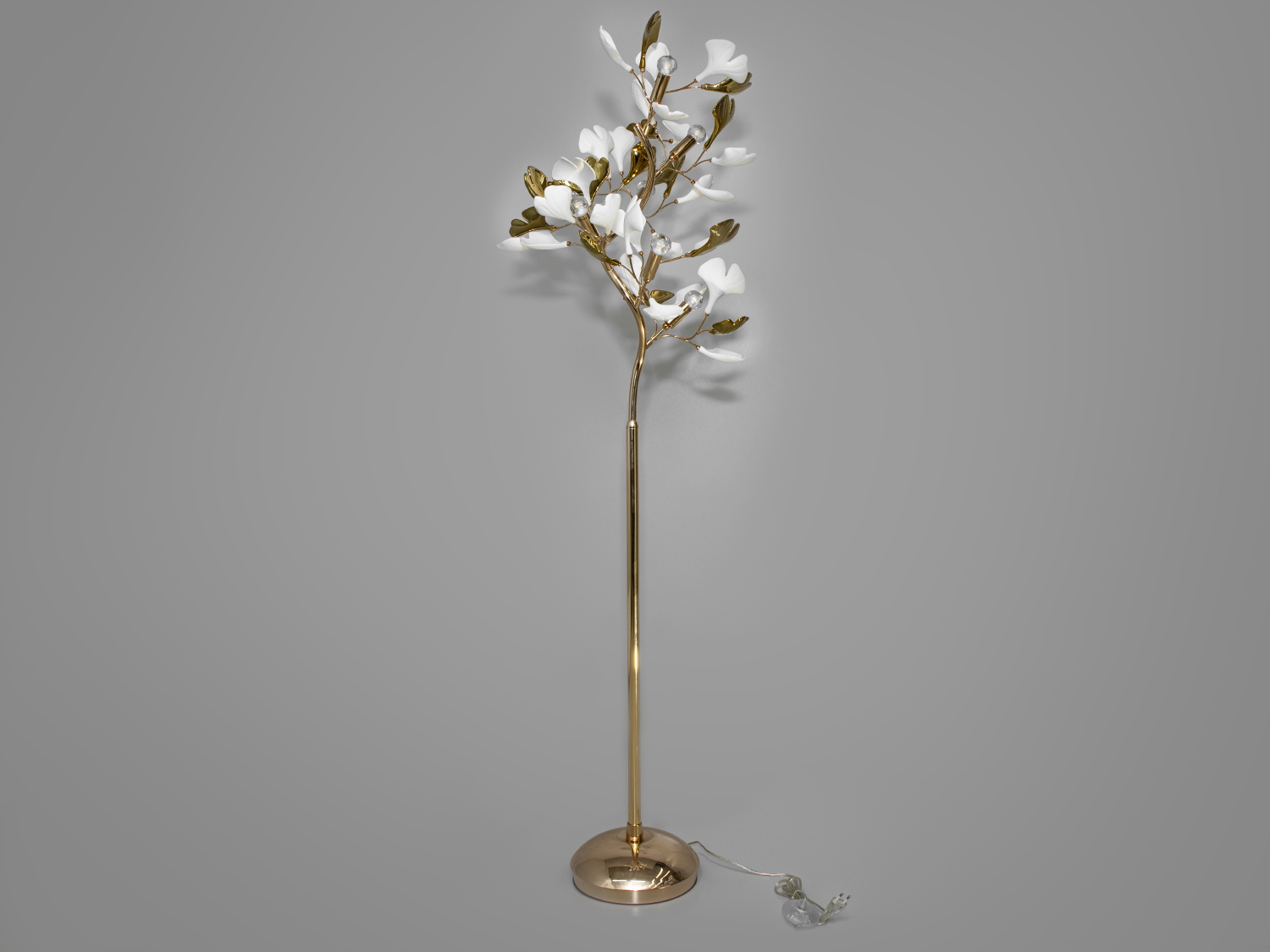 Торшер з керамічними елементами цієї серії &ndash; це ідеальне доповнення до елегантної люстри, розроблене з тією ж увагою до деталей та високої естетики. Основу цього витонченого освітлювального приладу становить металевий каркас, що гарантує його міцність та довговічність.
Торшер під звичайні лампочки розжарювання, економки або світлодіодні лампи з цоколем Е14, що забезпечує м'яке, але досить яскраве світло для роботи чи відпочинку.
Однак неповторний характер торшера надають керамічні пелюстки у формі листя гінкго білоба, які чудово доповнюють порцелянові елементи люстри цієї ж серії. Неглазуровані, матові білі пелюстки наголошують на натуральній красі матеріалу, що мимоволі викликає асоціації з вишуканістю античних палаців.
Лампа до комплекту не входить.