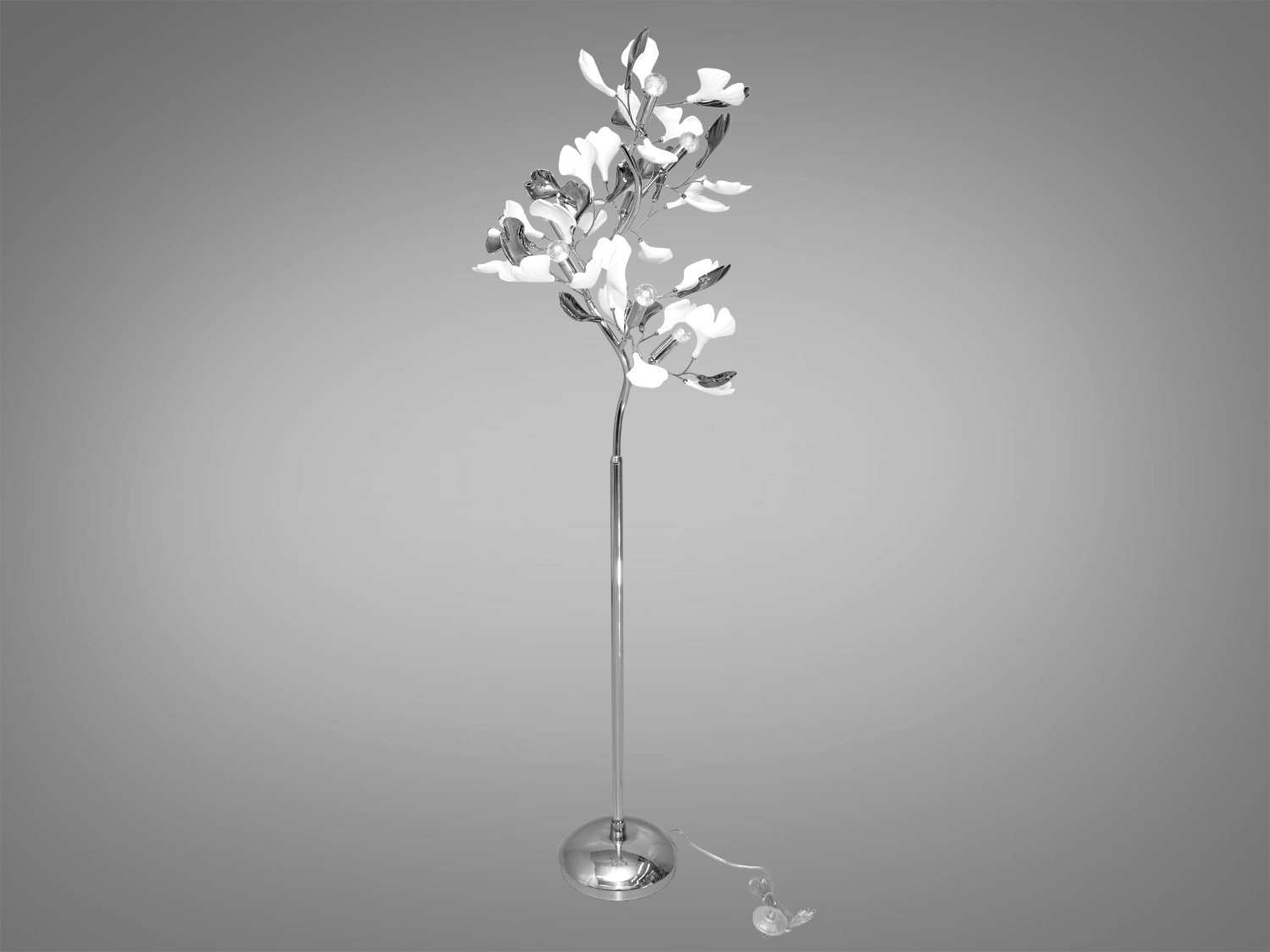 Елегантний торшер&nbsp;з керамічними елементами цієї серії &ndash; це ідеальне доповнення до елегантної люстри, розроблене з тією ж увагою до деталей та високої естетики. Основу цього витонченого освітлювального приладу становить металевий каркас, що гарантує його міцність та довговічність.
Торшер під звичайні лампочки розжарювання, економки або світлодіодні лампи з цоколем Е14, що забезпечує м'яке, але досить яскраве світло для роботи чи відпочинку.
Однак неповторний характер торшера надають керамічні пелюстки у формі листя гінкго білоба, які чудово доповнюють порцелянові елементи люстри цієї ж серії. Неглазуровані, матові білі пелюстки наголошують на натуральній красі матеріалу, що мимоволі викликає асоціації з вишуканістю античних палаців.
Лампа до комплекту не входить.