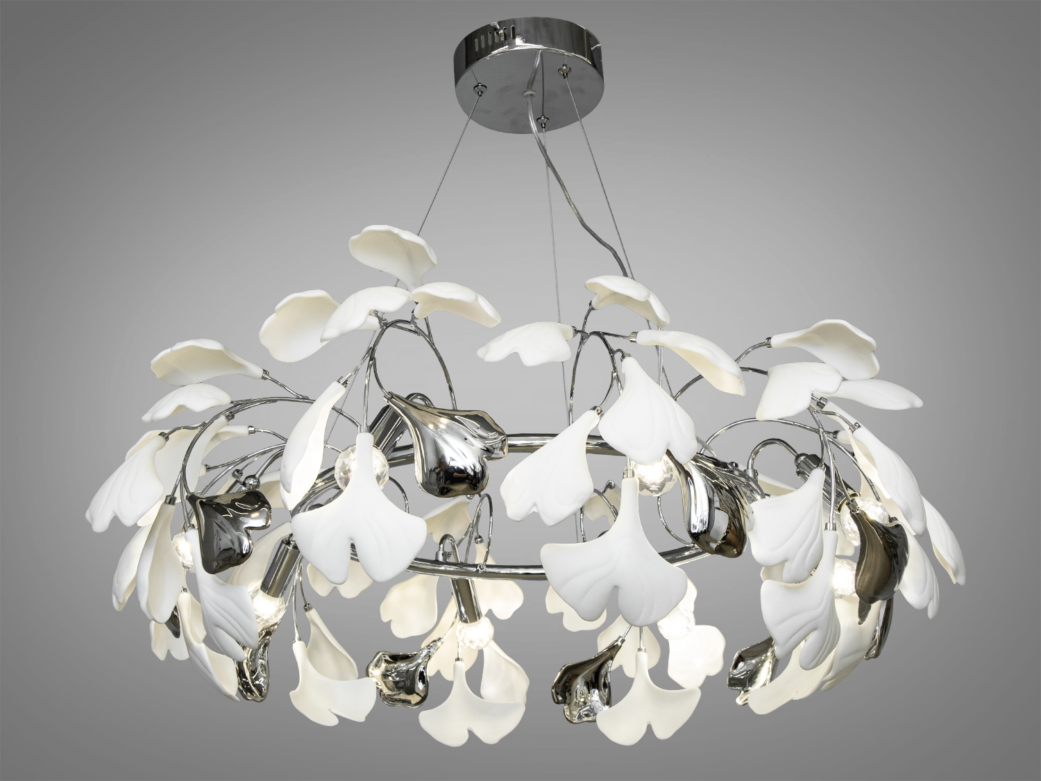 Елегантна люстра з фарфоровими елементами у вітальню також добре виглядатиме в інтер'єрі спальні, зали, вітальні, їдальні, квартирі студії, як у стилі лофт, так і в класичному інтер'єрі. Також ідеально впишеться в сучасні будинки, квартири, кафе, арт-простір, коворкінги, квеструми.
Ця вишукана люстра є шедевром дизайну, який набуває гармонії між природною красою і сучасною естетикою з ніжними керамічними пелюстками, що мають форму листя гінкго білоба - дерева. Їхній природний мотив уособлює спокій та розслаблення, приносячи в інтер'єр елементи природної гармонії, створюючи в інтер'єрі неповторну атмосферу.
Регульована висота люстри дозволяє змінювати розташування світильника залежно від потреб простору, забезпечуючи оптимальне освітлення та створення затишку у вашому будинку. Така люстра з пелюстками у формі листя гінкго стане центральним елементом оформлення приміщення, додавши до нього стиль, елегантність та трохи природної магії.
Люстра-підвіс під звичайні лампочки розжарювання, економки або світлодіодні лампи із цоколем Е14. Кріпиться до навісних, натяжних і звичайних стель універсальним кріпленням-на планку.
Лампа до комплекту не входить.