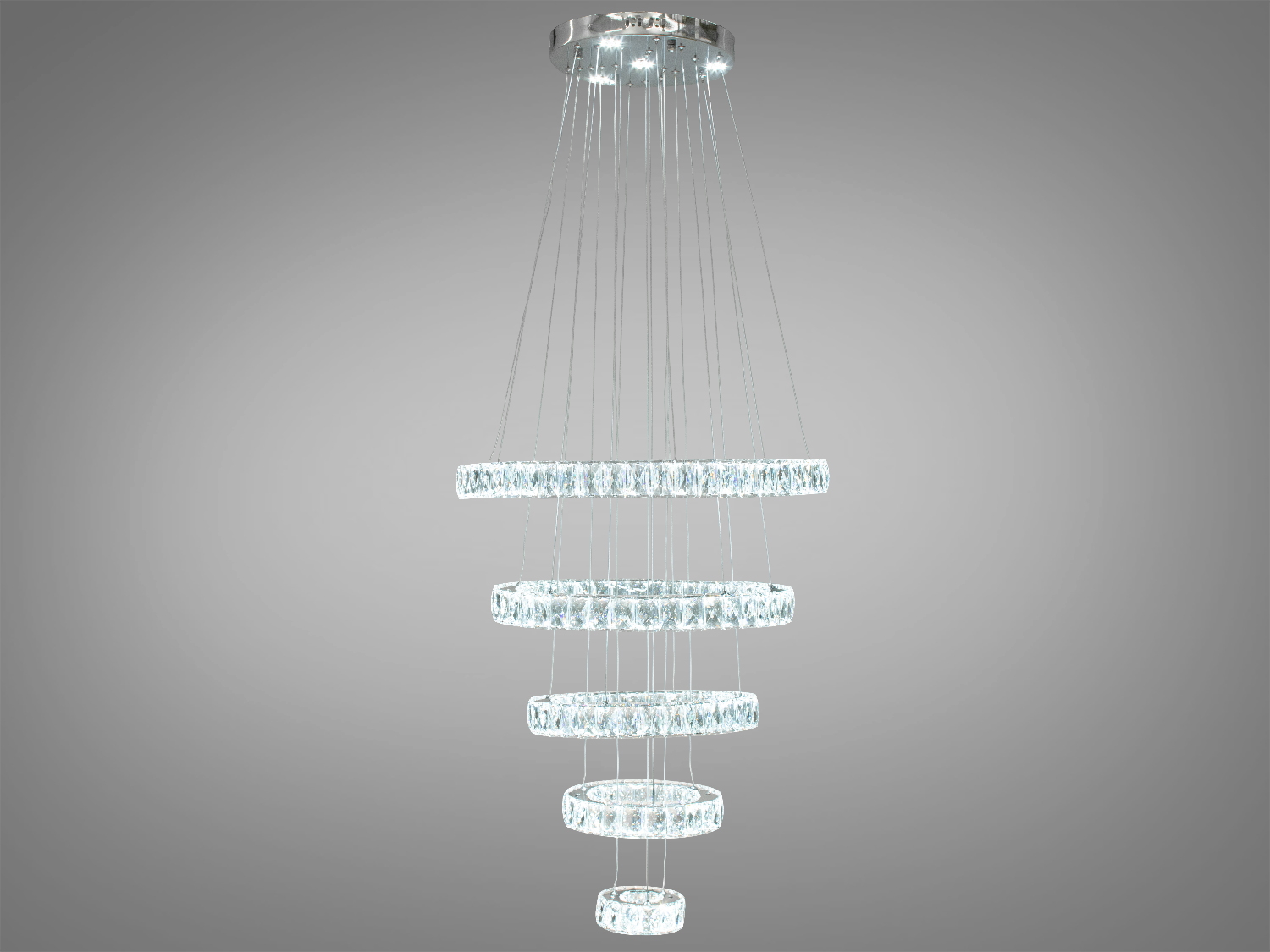 Каскадна світлодіодна кришталева люстра класу люкс у вітальню також ідеально підходить для використання в холах або вітальнях, сходових зонах приватних будинків, ресторанів або готелях, люксових спальнях, балконах або у вестибюлі, бізнес-центри або офісні простори.
Загальна концепція люстри робить її універсальною та здатною доповнювати різноманітні стилі інтер'єру, таких як: класичний стиль, сучасний мінімалізм, еклектика, ретро чи вінтаж, люксовий модерн, бароко чи рококо.
Каскадні люстри ідеально підійдуть для використання у приміщеннях з висотою від двох з половиною до п'яти, і навіть до семи метрів.
Починаючи з верхнього кришталевого кільця, що граційно спускається вниз, кожне наступне кільце вражає своєю елегантністю та пропорційністю. Рівновіддалені кільця, які послідовно зменшуються, створюють враження легкості та гармонії.
Основа кришталевого кільця виготовлена з високоякісного металу, який не тільки забезпечує стійкість та надійність, але й служить чудовою основою для блиску кристалів.
Функціональною особливістю цієї люстри є наявність пульта дистанційного керування, що дозволяє регулювати колірну температуру світла, створюючи різні атмосфери у приміщенні залежно від ваших потреб та настрою.
Кріпиться до стелі будь-якого типу універсальним кріпленням на монтажну планку.