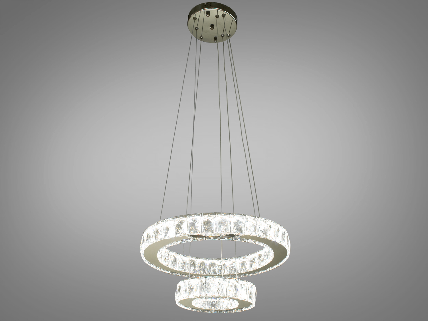 Розкішна кришталева світлодіодна люстра-підвіс у вітальню також ідеально підходить для використання в холах або вітальні, сходових зонах приватних будинків, ресторанів або готелях, люксових спальнях, балконах або у вестибюлі, бізнес-центри або офісні простори.
Загальна концепція люстри робить її універсальною та здатною доповнювати різноманітні стилі інтер'єру, таких як: класичний стиль, сучасний мінімалізм, еклектика, ретро чи вінтаж, люксовий модерн, бароко чи рококо.
Загальна потужність люстри - 35 Вт, що забезпечує достатнє освітлення для приміщення різних розмірів. Висота люстри &ndash; 100 см, що дозволяє їй стати центральним акцентом кімнати, створюючи враження величі та розкоші.
Каскадні люстри ідеально підійдуть для використання у приміщеннях з висотою від двох з половиною до п'яти, і навіть до семи метрів.
Починаючи з верхнього кришталевого кільця, що граційно спускається вниз, кожне наступне кільце вражає своєю елегантністю та пропорційністю. Рівновіддалені кільця, які послідовно зменшуються, створюють враження легкості та гармонії.
Основа кришталевого кільця виготовлена з високоякісного металу, який не тільки забезпечує стійкість та надійність, але й служить чудовою основою для блиску кристалів.
Функціональною особливістю цієї люстри є наявність пульта дистанційного керування, що дозволяє регулювати колірну температуру світла, створюючи різні атмосфери у приміщенні залежно від ваших потреб та настрою.
Кріпиться до стелі будь-якого типу універсальним кріпленням на монтажну планку.