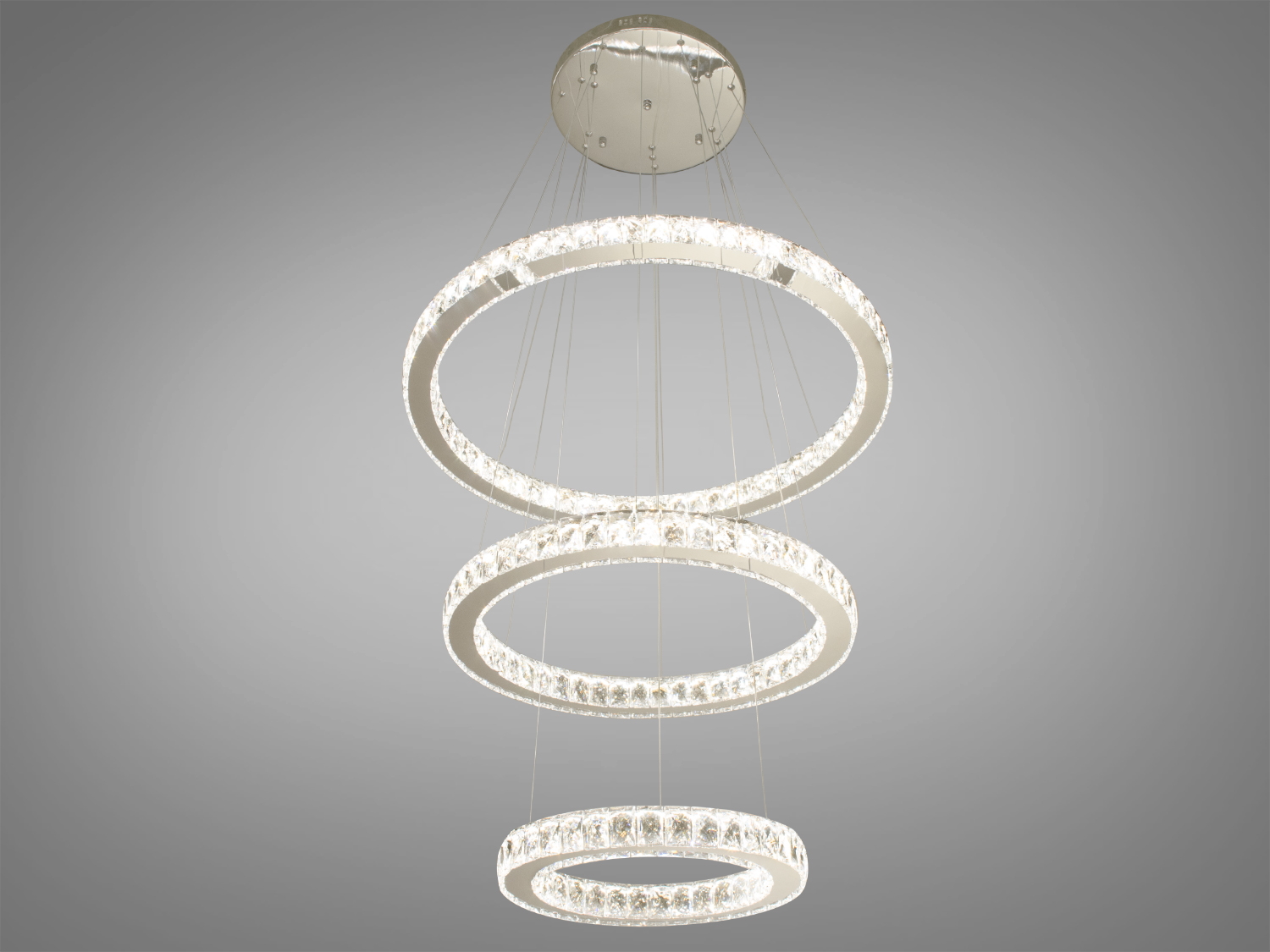 Вишукана кришталева світлодіодна люстра для сходового холу також ідеально підходить для використання в холах або вітальні, сходових зонах приватних будинків, ресторанів або готелях, люксових спальнях, балконах або у вестибюлі, бізнес-центри або офісні простори.
Загальна концепція люстри робить її універсальною та здатною доповнювати різноманітні стилі інтер'єру, таких як: класичний стиль, сучасний мінімалізм, еклектика, ретро чи вінтаж, люксовий модерн, бароко чи рококо.
Загальна потужність люстри &ndash; 110 Вт, що забезпечує достатнє освітлення для приміщення різних розмірів. Висота люстри &ndash; 195 см, що дозволяє їй стати центральним акцентом кімнати, створюючи враження величі та розкоші.
Каскадні люстри ідеально підійдуть для використання у приміщеннях з висотою від двох з половиною до п'яти, і навіть до семи метрів.
Починаючи з верхнього кришталевого кільця, що граційно спускається вниз, кожне наступне кільце вражає своєю елегантністю та пропорційністю. Рівновіддалені кільця, які послідовно зменшуються, створюють враження легкості та гармонії.
Основа кришталевого кільця виготовлена з високоякісного металу, який не тільки забезпечує стійкість та надійність, але й служить чудовою основою для блиску кристалів.
Функціональною особливістю цієї люстри є наявність пульта дистанційного керування, що дозволяє регулювати колірну температуру світла, створюючи різні атмосфери у приміщенні залежно від ваших потреб та настрою.
Кріпиться до стелі будь-якого типу універсальним кріпленням на монтажну планку.
