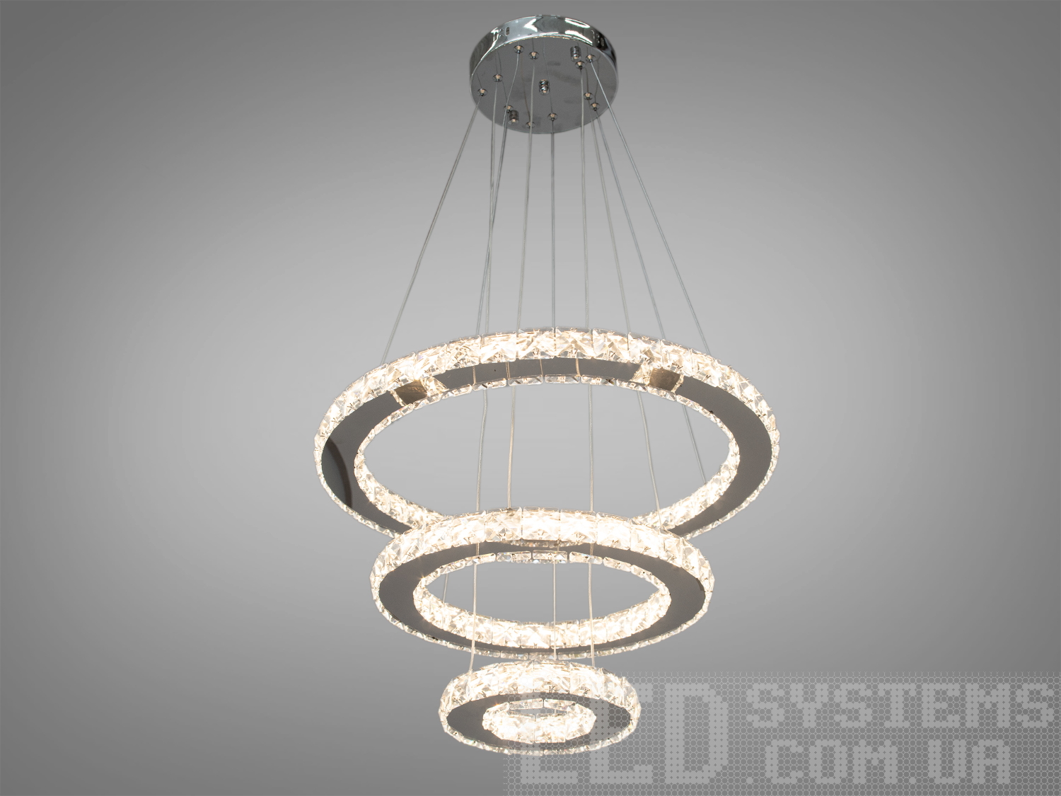 Сучасна лед люстра-підвіс із кришталем на три кільця укомплектована світлодіодними лампами потужністю 56W, що дозволяє висвітлити кімнату приблизно 7-9кв.м навіть без встановлення додаткових врізних світильників.&nbsp;У комплекті з люстрою йде найсучасніший пульт-вимикач, кожне натискання на який перемикає люстру. З пульта можна включити один із встановлених режимів освітлення - тепле світло, холодне світло, нейтральне.&nbsp;Застосовується для холу, зали, вітальні, сходових отворів. Кріпиться до натяжних, навісних та звичайних стель.