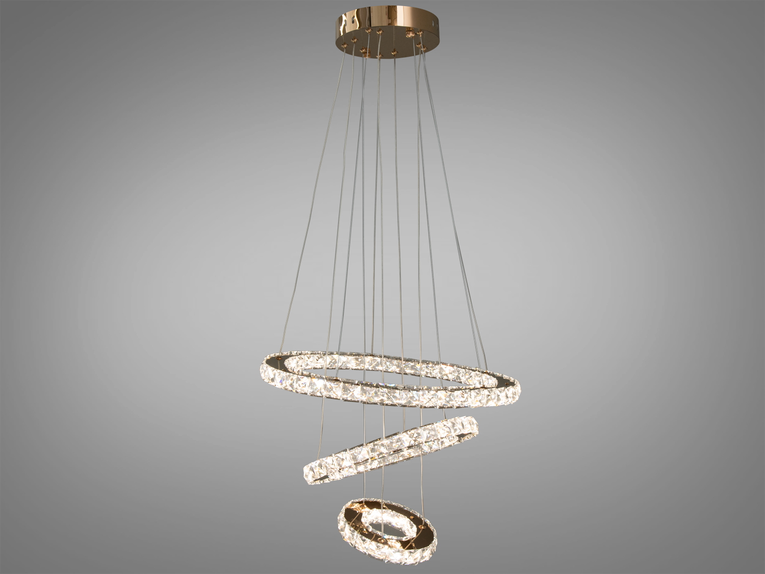 Шикарна підвісна кришталева світлодіодна люстра в спальню також ідеально підходить для використання в холах або вітальнях, сходових зонах приватних будинків, ресторанах чи готелях, люксових спальнях, балконах або у вестибюлі, бізнес-центри або офісні простори.
Загальна концепція люстри робить її універсальною та здатною доповнювати різні стилі інтер'єру, такі як: класичний стиль, сучасний мінімалізм, еклектика, ретро чи вінтаж, люксовий модерн, бароко чи рококо.
Загальна потужність люстри - 60 Вт, що забезпечує достатнє освітлення для приміщення різних розмірів. Висота люстри &ndash; 100 см, що дозволяє їй стати центральним акцентом кімнати, створюючи враження величі та розкоші.
Функціональною особливістю цієї люстри є наявність пульта дистанційного керування. Завдяки регулюванню колірної температури 3200,4100,6000К, ви зможете вибрати той режим освітлення, який найбільше відповідає вашим потребам: тепле світло для розслаблення, нейтральне для роботи або холодне для концентрації. Режим увімкнення забезпечує швидкий доступ до різних режимів освітлення. Режим 