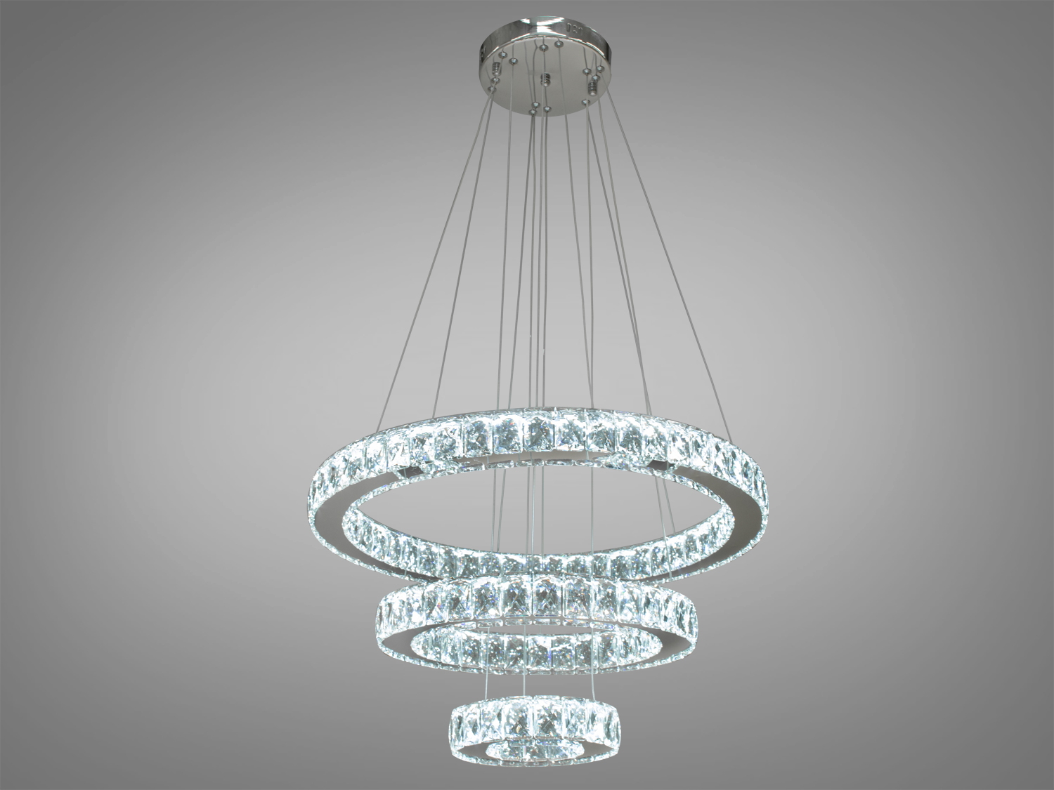 Елегантна кришталева LED люстра-підвіс у вестибюлі також ідеально підходить для використання в холах або вітальнях, сходових зонах приватних будинків, ресторанів або готелях, люксових спальнях, балконах або у вестибюлі, бізнес-центри або офісні простори.
Загальна концепція люстри робить її універсальною та здатною доповнювати різноманітні стилі інтер'єру, таких як: класичний стиль, сучасний мінімалізм, еклектика, ретро чи вінтаж, люксовий модерн, бароко чи рококо.
Загальна потужність люстри - 66 Вт, що забезпечує достатнє освітлення для приміщення різних розмірів. Висота люстри &ndash; 105 см, що дозволяє їй стати центральним акцентом кімнати, створюючи враження величі та розкоші.
Каскадні люстри ідеально підійдуть для використання у приміщеннях з висотою від двох з половиною до п'яти, і навіть до семи метрів.
Починаючи з верхнього кришталевого кільця, що граційно спускається вниз, кожне наступне кільце вражає своєю елегантністю та пропорційністю. Рівновіддалені кільця, які послідовно зменшуються, створюють враження легкості та гармонії.
Основа кришталевого кільця виготовлена з високоякісного металу, який не тільки забезпечує стійкість та надійність, але й служить чудовою основою для блиску кристалів.
Функціональною особливістю цієї люстри є наявність пульта дистанційного керування, що дозволяє регулювати колірну температуру світла, створюючи різні атмосфери у приміщенні залежно від ваших потреб та настрою.
Кріпиться до стелі будь-якого типу універсальним кріпленням на монтажну планку.
&nbsp;
&nbsp;