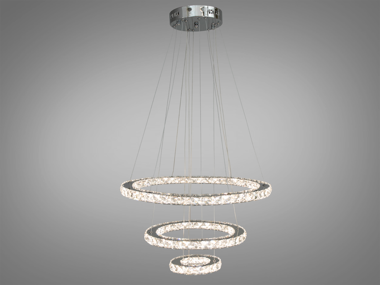 Елітна підвісна кришталева світлодіодна люстра в хол також ідеально підходить для використання в холах або вітальні, сходових зонах приватних будинків, ресторанів або готелях, люксових спальнях, балконах або у вестибюлі, бізнес-центри або офісні простори.
Загальна концепція люстри робить її універсальною та здатною доповнювати різноманітні стилі інтер'єру, таких як: класичний стиль, сучасний мінімалізм, еклектика, ретро чи вінтаж, люксовий модерн, бароко чи рококо.
Загальна потужність люстри - 66 Вт, що забезпечує достатнє освітлення для приміщення різних розмірів. Висота люстри &ndash; 105 см, що дозволяє їй стати центральним акцентом кімнати, створюючи враження величі та розкоші.
Функціональною особливістю цієї люстри є наявність пульта дистанційного керування. Завдяки регулюванню колірної температури 3200,4100,6000К, ви можете вибрати той режим освітлення, який найбільше відповідає вашим потребам: тепле світло для розслаблення, нейтральне для роботи або холодне для концентрації. Режим увімкнення з вимикача забезпечує швидкий доступ до різних режимів освітлення. Режим 