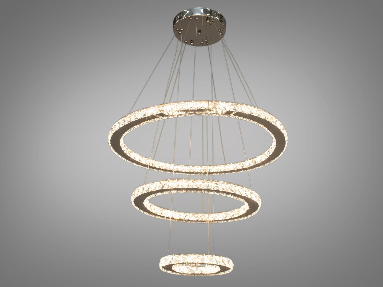 Витончена кришталева LED люстра-підвіс для залу також ідеально підходить для використання в холах або вітальнях, сходових зонах приватних будинків, ресторанах або готелях, люксових спальнях, балконах або у вестибюлі, бізнес-центри або офісні простори.
Загальна концепція люстри робить її універсальною та здатною доповнювати різні стилі інтер'єру, такі як: класичний стиль, сучасний мінімалізм, еклектика, ретро чи вінтаж, люксовий модерн, бароко чи рококо.
Загальна потужність люстри - 80 Вт, що забезпечує достатнє освітлення для приміщення різних розмірів. Висота люстри &ndash; 100 см, що дозволяє їй стати центральним акцентом кімнати, створюючи враження величі та розкоші.
Функціональною особливістю цієї люстри є наявність пульта дистанційного керування. Завдяки регулюванню колірної температури 3200,4100,6000К, ви зможете вибрати той режим освітлення, який найбільше відповідає вашим потребам: тепле світло для розслаблення, нейтральне для роботи або холодне для концентрації. Режим увімкнення забезпечує швидкий доступ до різних режимів освітлення.
Починаючи з верхнього кришталевого кільця, що граційно спускається вниз, кожне наступне кільце вражає своєю елегантністю та пропорційністю. Рівновіддалені кільця, що послідовно зменшуються, створюють враження легкості та гармонії.
Основа кришталевого кільця виготовлена з високоякісного металу, який не тільки забезпечує стійкість та надійність, але й служить чудовою основою для блиску кристалів.
Кріпляться до стель будь-якого типу універсальним кріпленням на монтажну планку.