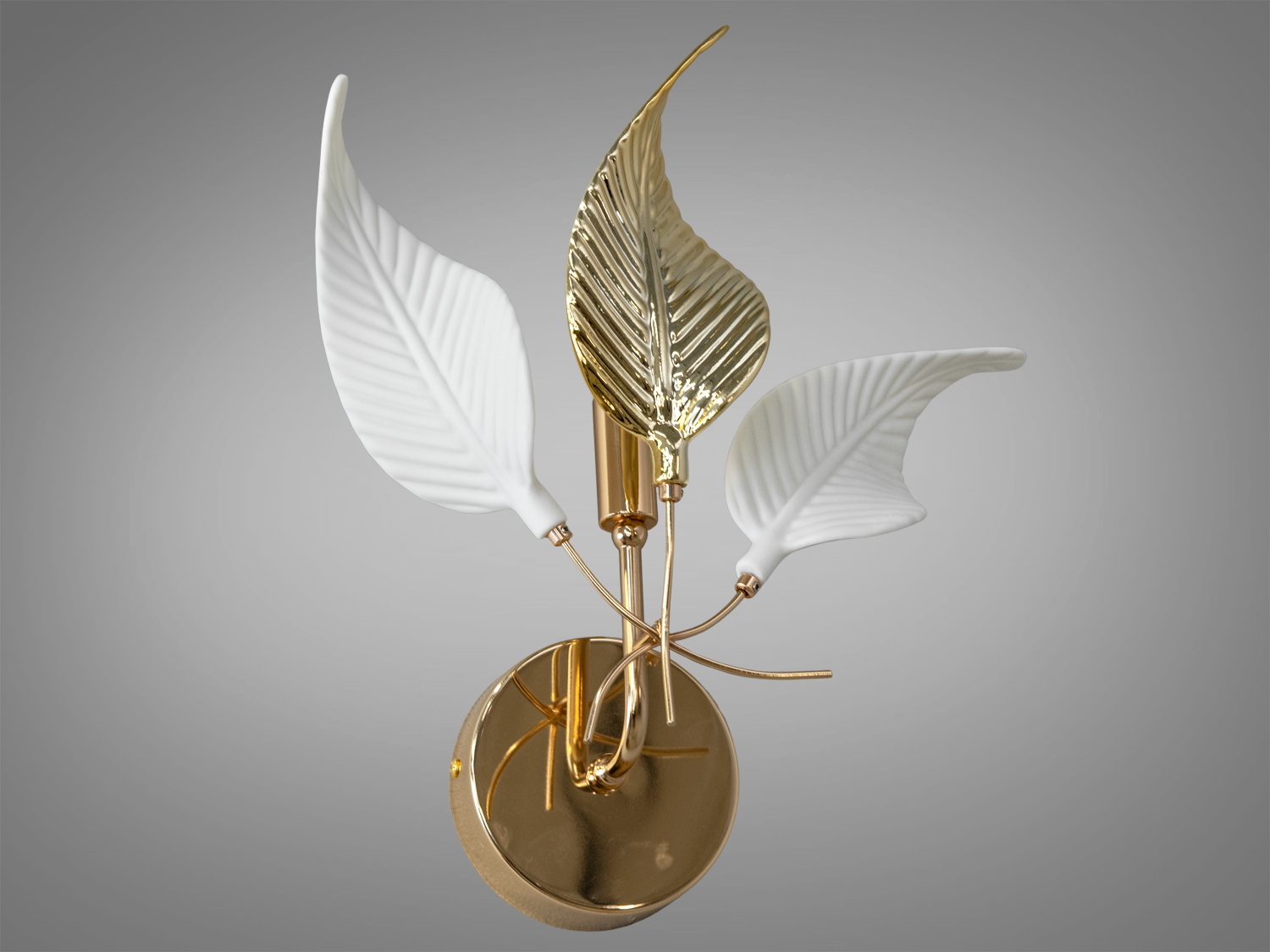 Унікальне бра з фарфоровими елементами — справжній витвір мистецтва, в якому поєднуються витончені форми та функціональність. Єдина лампа з цоколем E14 мяко розсіює світло, підкреслюючи витончені лінії керамічних пелюстків та золотої металевої основи.