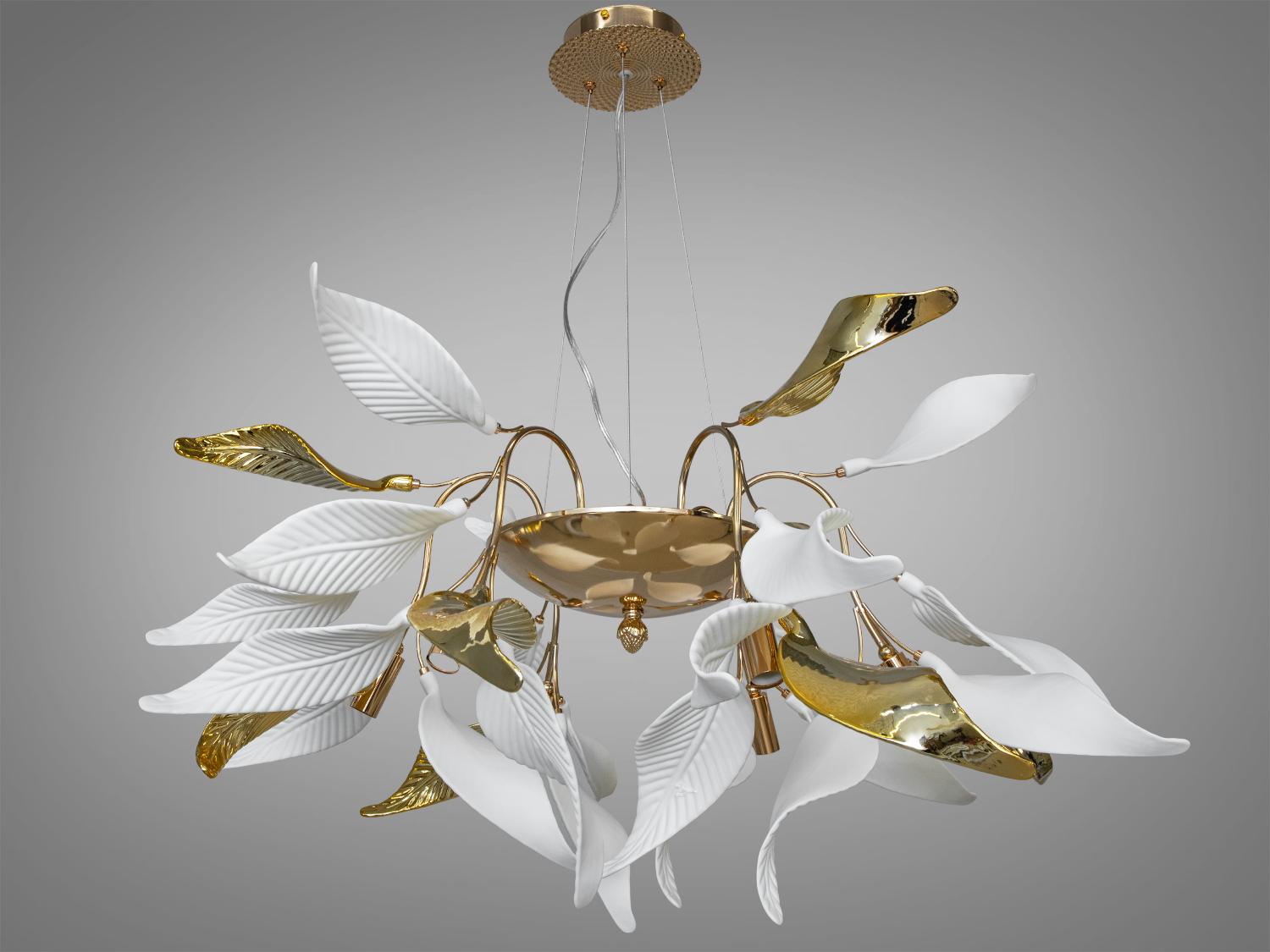 Люстра з фарфоровими елементами у вітальню поєднує у собі елементи класики та природи. Білі керамічні пелюстки гармонійно перегукуються із золотим металевим листям, створюючи враження квітучого дерева. 