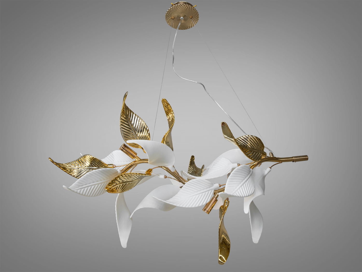 Оригінальна люстра з керамічними елементами розрахована на 6 ламп із цоколем E14, поєднуючи витонченість форм з якісними матеріалами. Основа люстри виготовлена ​​з міцного металу з елегантним золотистим покриттям, яке надає виробу благородного та розкішного вигляду.