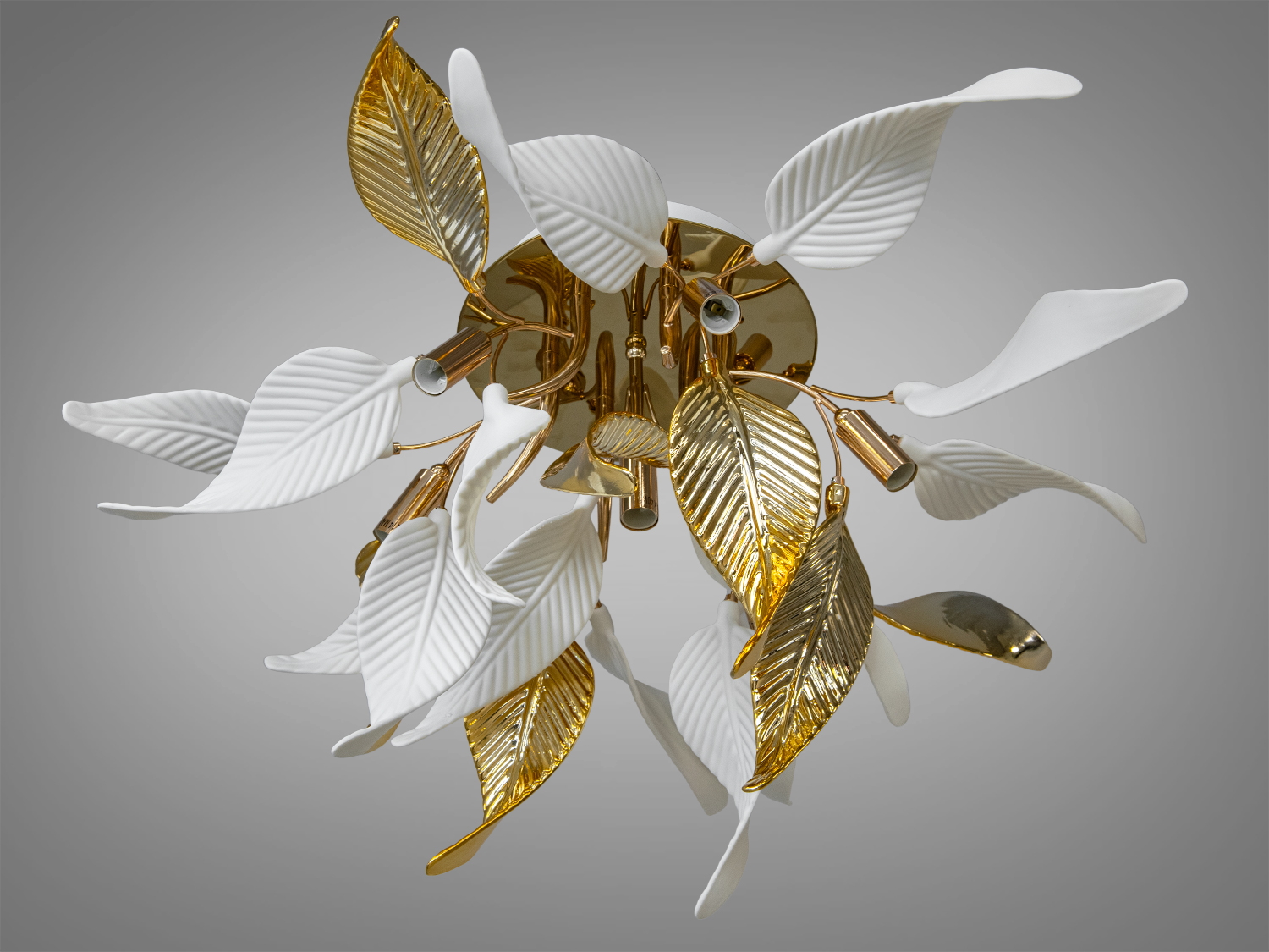 Витончена люстра з фарфоровими елементами – втілення елегантності та природної естетики. Її витончений дизайн натхнен листопадом: кожна пелюстка виконана з білої кераміки, доповненої гальванічним покриттям золотого кольору.