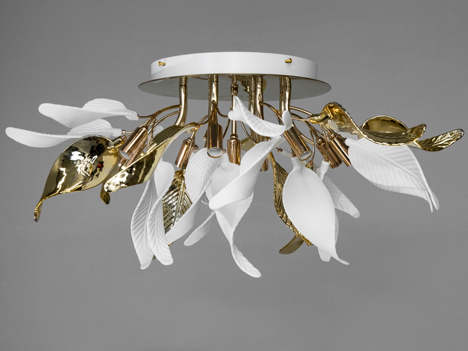 Розкішна люстра з порцеляновими елементами на 9 ламп з цоколем E14 вражає своїм унікальним дизайном, який поєднує вишуканість та природні мотиви. Основа люстри виконана з міцного металу з елегантним золотистим покриттям, що підкреслює її статус і приносить нотку витонченості в інтерєр.