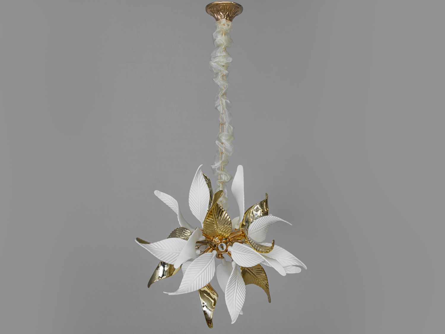 Сучасна люстра з фарфоровими елементами - справжній шедевр дизайнерського мистецтва, натхненний природними мотивами. Її форма нагадує квітучу квітку, де кожна деталь — білосніжні пелюстки з кераміки та сяюче золоте листя з металу — ретельно продумана для створення атмосфери вишуканості та тепла.