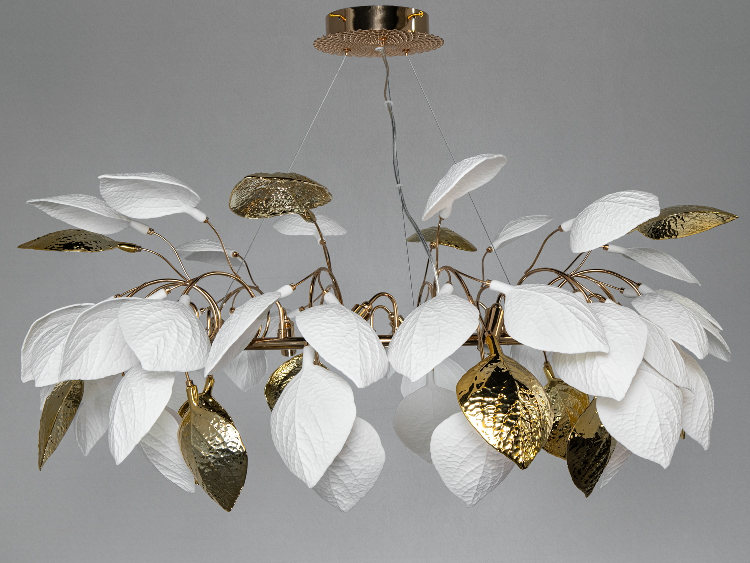 Люстра Diasha 7238-12PRGD з білими керамічними та золотими металевими листками створює стильне та рівномірне освітлення для сучасних інтер’єрів.