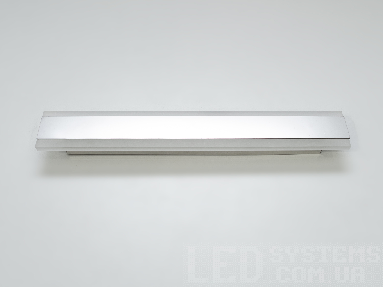 Світлодіодний світильник - планка з незвичайним виконанням плафонів, що обрамляють LED лампи. LED світильник є ідеальним рішенням для акцентного (елементного) підсвічування в інтер'єрі - підсвічування дзеркал, картин, стінних ніш, особливих деталей інтер'єру і є не просто утилітарним світильником як звичайне лінійне підсвічування. Світильник має унікальні світлодіодні енергозберігаючі лампи. Які за дуже низької споживаної потужності створюють потужний світловий потік. Витончені накладні світлодіодні світильники призначені для створення яскравого світлодіодного освітлення з регульованою температурою кольору від теплого білого до холодного білого. Перемикання спектрів світіння світлодіодного світильника здійснюється простим вимкненням-вмиканням. Кріпиться до будь-яких видів поверхонь універсальним кріпленням-на планку.