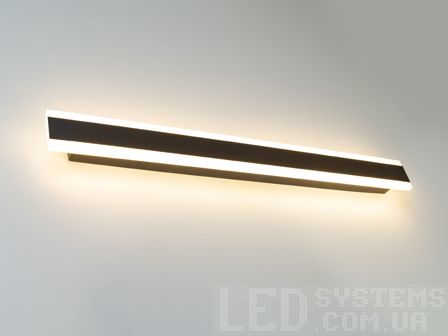 Світлодіодний світильник з акцентним підсвічуванням, з незвичайним виконанням плафонів, що обрамляють LED лампи. LED світильник є ідеальним рішенням для акцентного (елементного) підсвічування в інтер'єрі - підсвічування дзеркал, картин, стінних ніш, особливих деталей інтер'єру і є не просто утилітарним світильником як звичайне лінійне підсвічування. Світильник має унікальні світлодіодні енергозберігаючі лампи. Які за дуже низької споживаної потужності створюють потужний світловий потік. Витончені накладні світлодіодні світильники призначені для створення яскравого світлодіодного освітлення з регульованою температурою кольору від теплого білого до холодного білого. Перемикання спектрів світіння світлодіодного світильника здійснюється простим вимкненням-вмиканням. Кріпиться до будь-яких видів поверхонь універсальним кріпленням-на планку.