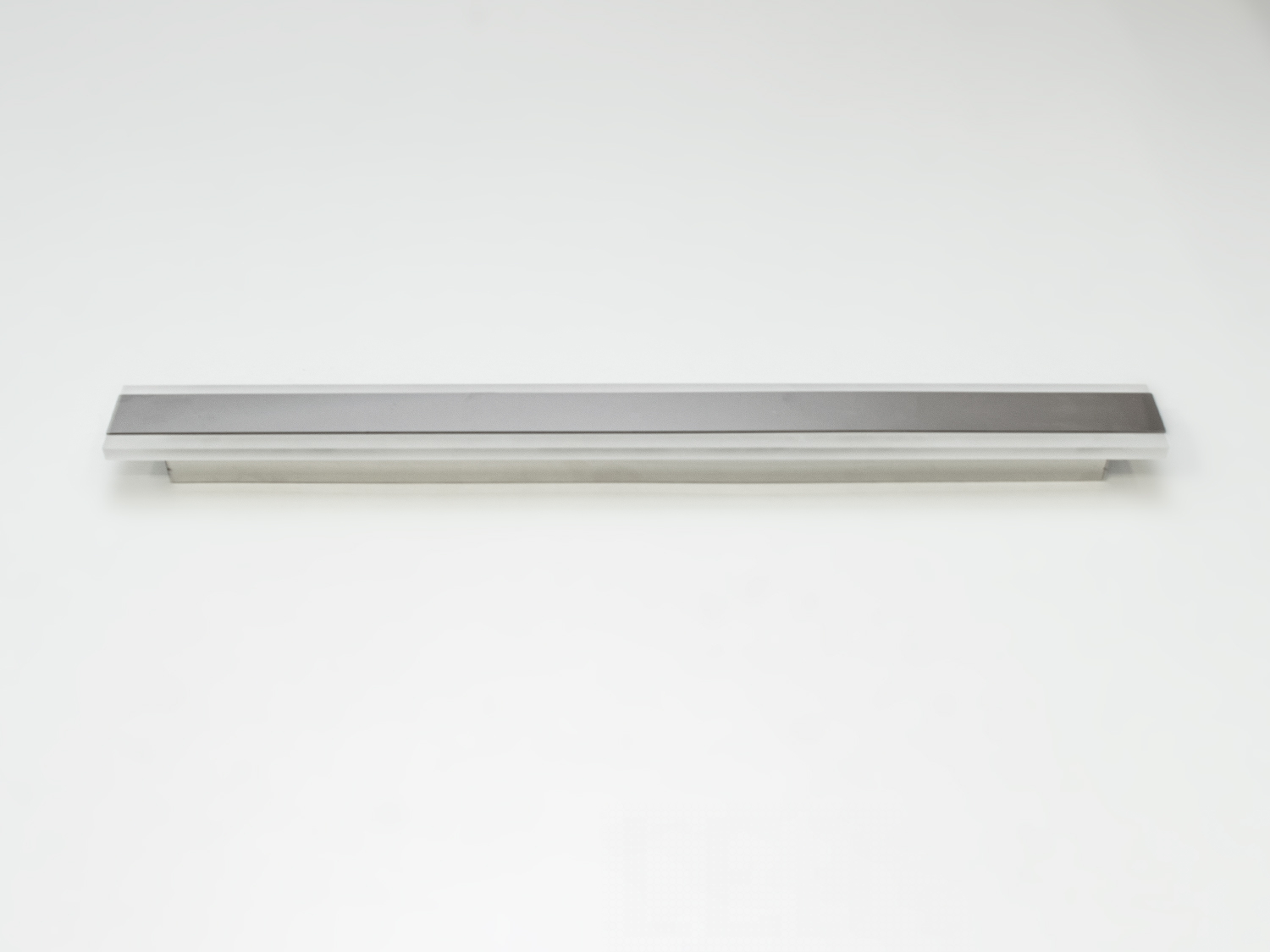 Лінійне лід підсвічування для дзеркал і картин, з незвичайним виконання плафонів, що обрамляють LED лампи. LED світильник є ідеальним рішенням для акцентного (елементного) підсвічування в інтер'єрі - підсвічування дзеркал, картин, стінних ніш, особливих деталей інтер'єру і є не просто утилітарним світильником як звичайне лінійне підсвічування. Світильник має унікальні світлодіодні енергозберігаючі лампи. Які за дуже низької споживаної потужності створюють потужний світловий потік. Витончені накладні світлодіодні світильники призначені для створення яскравого світлодіодного освітлення з регульованою температурою кольору від теплого білого до холодного білого. Перемикання спектрів світіння світлодіодного світильника здійснюється простим вимкненням-вмиканням. Кріпиться до будь-яких видів поверхонь універсальним кріпленням-на планку.