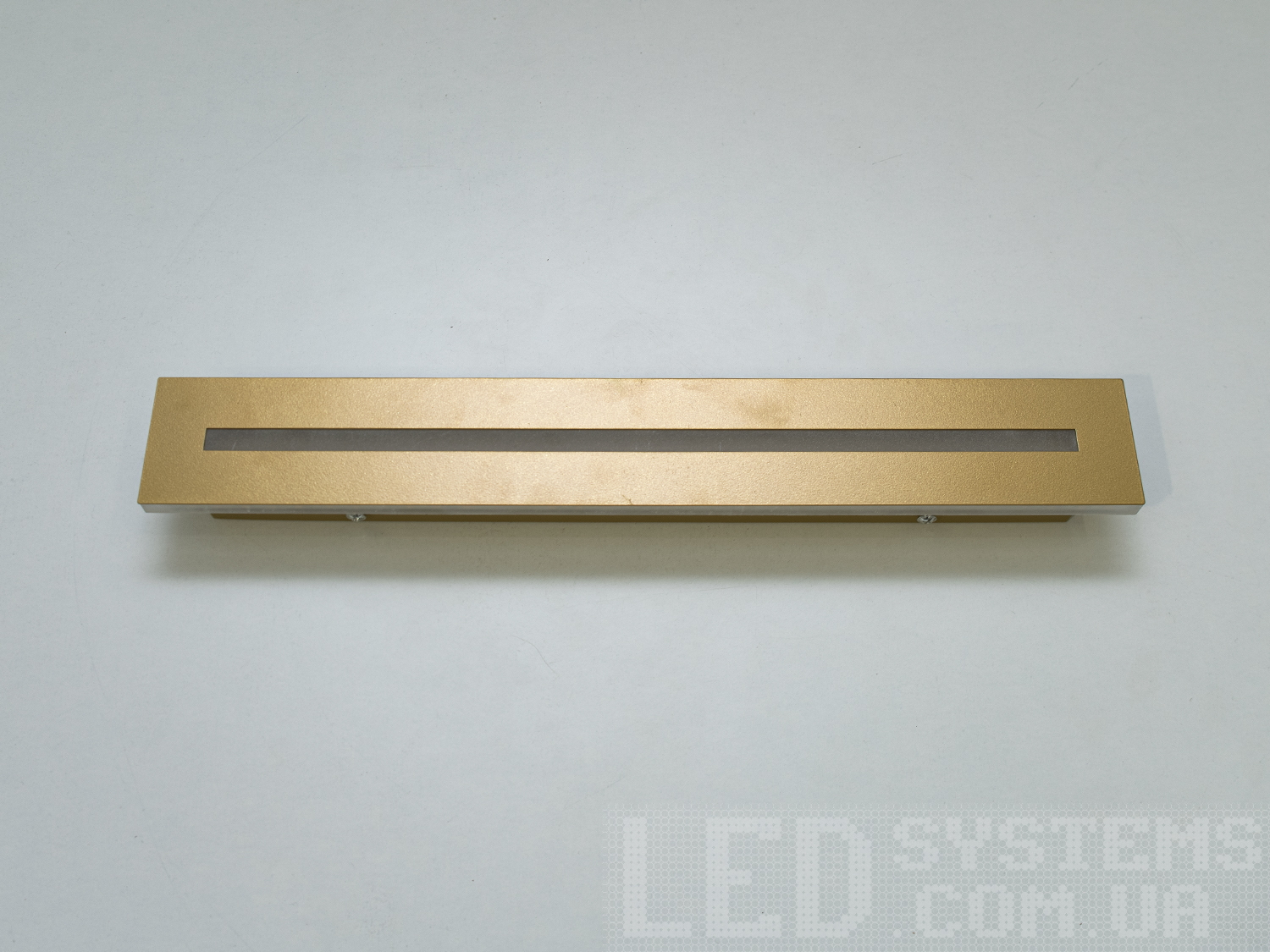 Витончений накладний світлодіодний світильник з незвичайним виконанням плафонів, що обрамляють LED лампи. LED світильник є ідеальним рішенням для акцентного (елементного) підсвічування в інтер'єрі - підсвічування дзеркал, картин, стінних ніш, особливих деталей інтер'єру і є не просто утилітарним світильником як звичайне лінійне підсвічування. Світильник має унікальні світлодіодні енергозберігаючі лампи. Які при дуже низькій споживаній потужності створюють потужний світловий потік. Витончені накладні світлодіодні світильники призначені для створення яскравого світлодіодного освітлення з регульованою температурою кольору від теплого білого до холодного білого. Перемикання спектрів світіння світлодіодного світильника здійснюється простим вимкненням-вмиканням. Кріпиться до будь-яких видів поверхонь універсальним кріпленням-на планку.