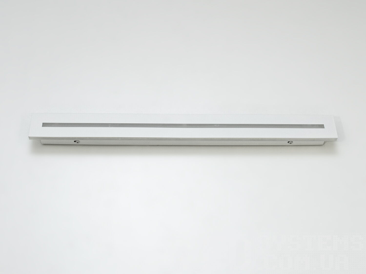 Накладний LED світильник для дзеркал і картин з незвичайним виконанням плафонів, що обрамляють LED лампи. LED світильник є ідеальним рішенням для акцентного (елементного) підсвічування в інтер'єрі - підсвічування дзеркал, картин, стінних ніш, особливих деталей інтер'єру і є не просто утилітарним світильником як звичайне лінійне підсвічування. Світильник має унікальні світлодіодні енергозберігаючі лампи. Які при дуже низькій споживаній потужності створюють потужний світловий потік. Витончені накладні світлодіодні світильники призначені для створення яскравого світлодіодного освітлення з регульованою температурою кольору від теплого білого до холодного білого. Перемикання спектрів світіння світлодіодного світильника здійснюється простим вимкненням-вмиканням. Кріпиться до будь-яких видів поверхонь універсальним кріпленням-на планку.