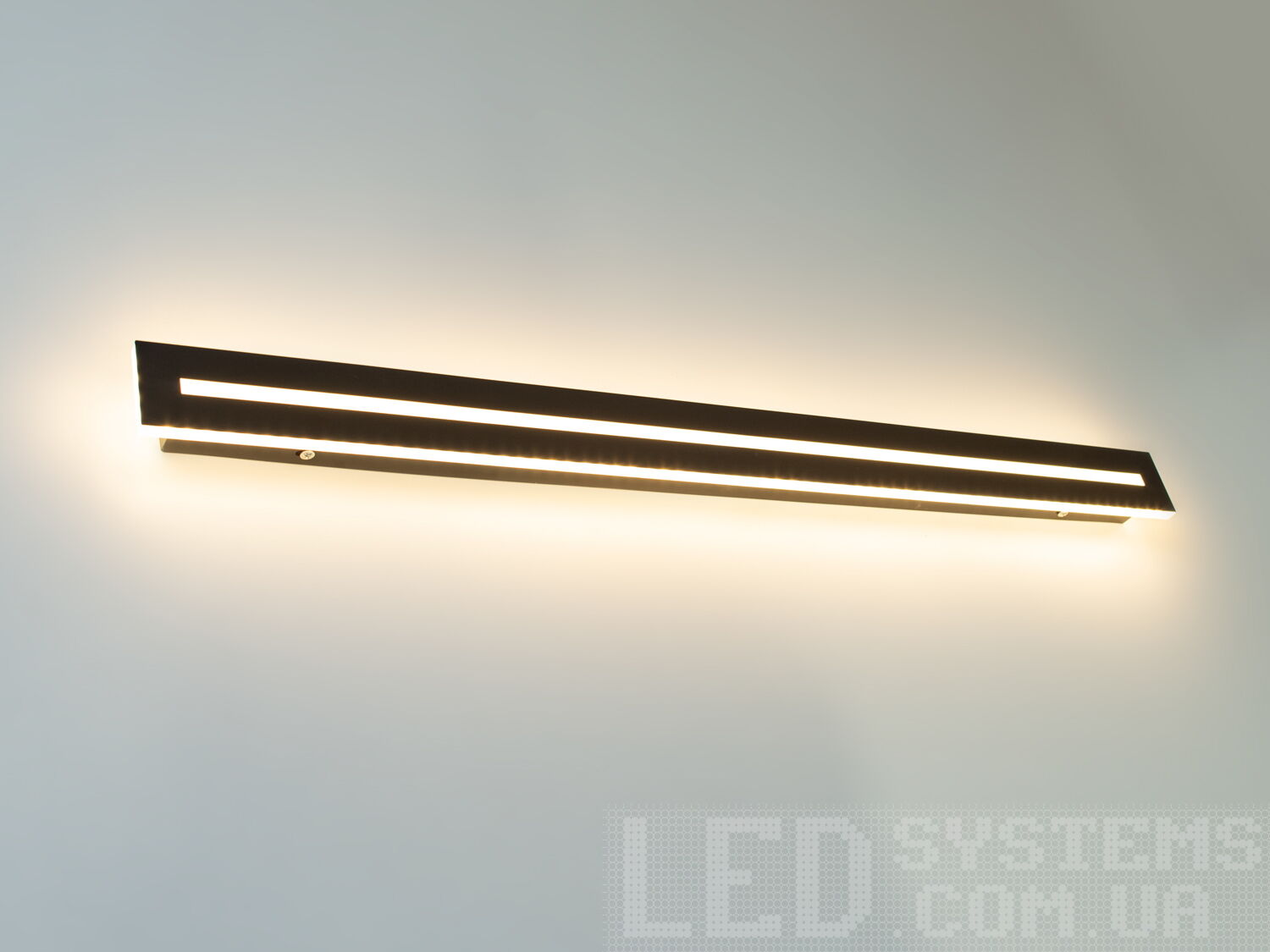 Світлодіодний світильник для акцентного підсвічування з незвичайним виконанням плафонів, що обрамляють LED лампи. LED світильник є ідеальним рішенням для акцентного (елементного) підсвічування в інтер'єрі - підсвічування дзеркал, картин, стінних ніш, особливих деталей інтер'єру і є не просто утилітарним світильником як звичайне лінійне підсвічування. Світильник має унікальні світлодіодні енергозберігаючі лампи. Які при дуже низькій споживаній потужності створюють потужний світловий потік. Витончені накладні світлодіодні світильники призначені для створення яскравого світлодіодного освітлення з регульованою температурою кольору від теплого білого до холодного білого. Перемикання спектрів світіння світлодіодного світильника здійснюється простим вимкненням-вмиканням. Кріпиться до будь-яких видів поверхонь універсальним кріпленням-на планку.