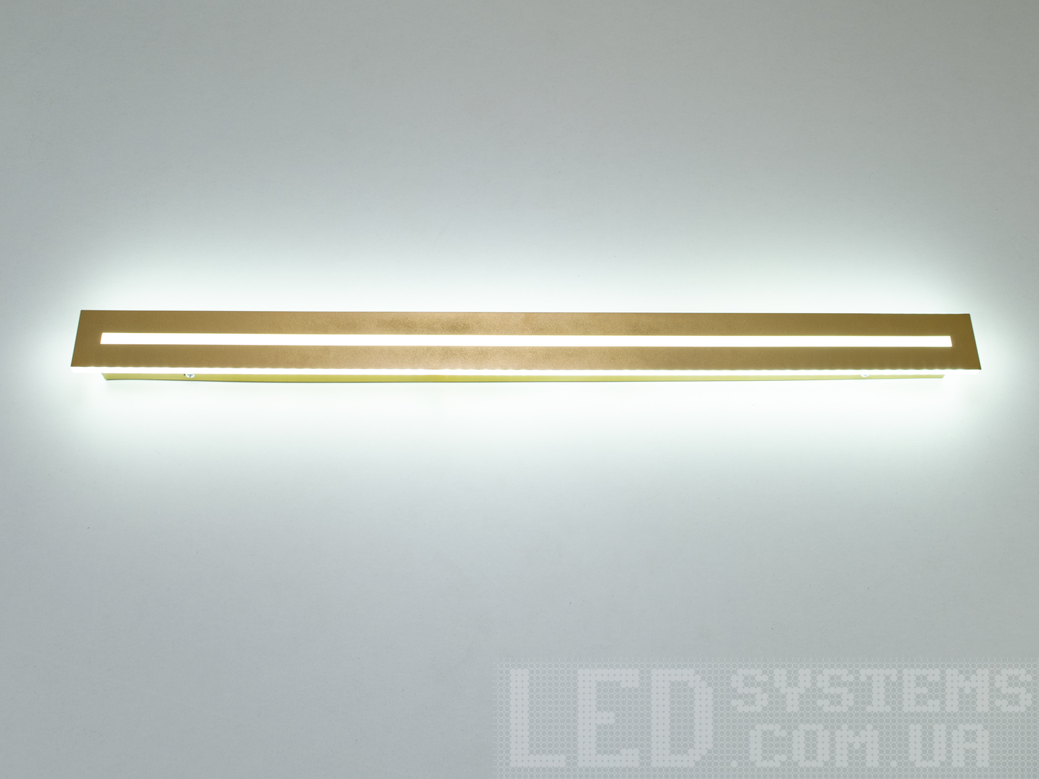 Сучасний світлодіодний світильник-планка з незвичайним виконанням плафонів, що обрамляють LED лампи. LED світильник є ідеальним рішенням для акцентного (елементного) підсвічування в інтер'єрі - підсвічування дзеркал, картин, стінних ніш, особливих деталей інтер'єру і є не просто утилітарним світильником як звичайне лінійне підсвічування. Світильник має унікальні світлодіодні енергозберігаючі лампи. Які за дуже низької споживаної потужності створюють потужний світловий потік. Витончені накладні світлодіодні світильники призначені для створення яскравого світлодіодного освітлення з регульованою температурою кольору від теплого білого до холодного білого. Перемикання спектрів світіння світлодіодного світильника здійснюється простим вимкненням-вмиканням. Кріпиться до будь-яких видів поверхонь універсальним кріпленням-на планку.