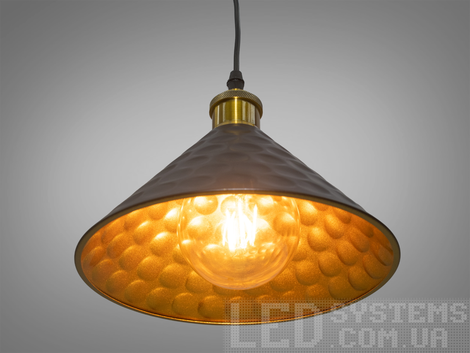 Стильний світильник-підвіс у стилі Лофт підходить для освітлення столиків кафе, барної стійки, робочої поверхні в кухні-студії та ін. Цей світильник чудово підходить для підсвічування робочої поверхні.
Стиль &laquo;Лофт&raquo; зараз дуже популярний, його люблять як творчі особистості, так і вельми практичні люди, які віддають перевагу комфорту та простоті в інтер'єрі. Люстри в стилі &laquo;лофт&raquo; ідеально впишуться в сучасні будинки, квартири, кафе, арт-простір, коворкінги, квеструми. За рахунок регулювання шнура можна вибрати оптимальну висоту світильника.
Золотий розсіювач цього світильника збереже світло теплого золотистого заходу сонця на весь вечір.
Ідеально поєднується з лампою Едіссона.
Лампа до комплекту не входить.