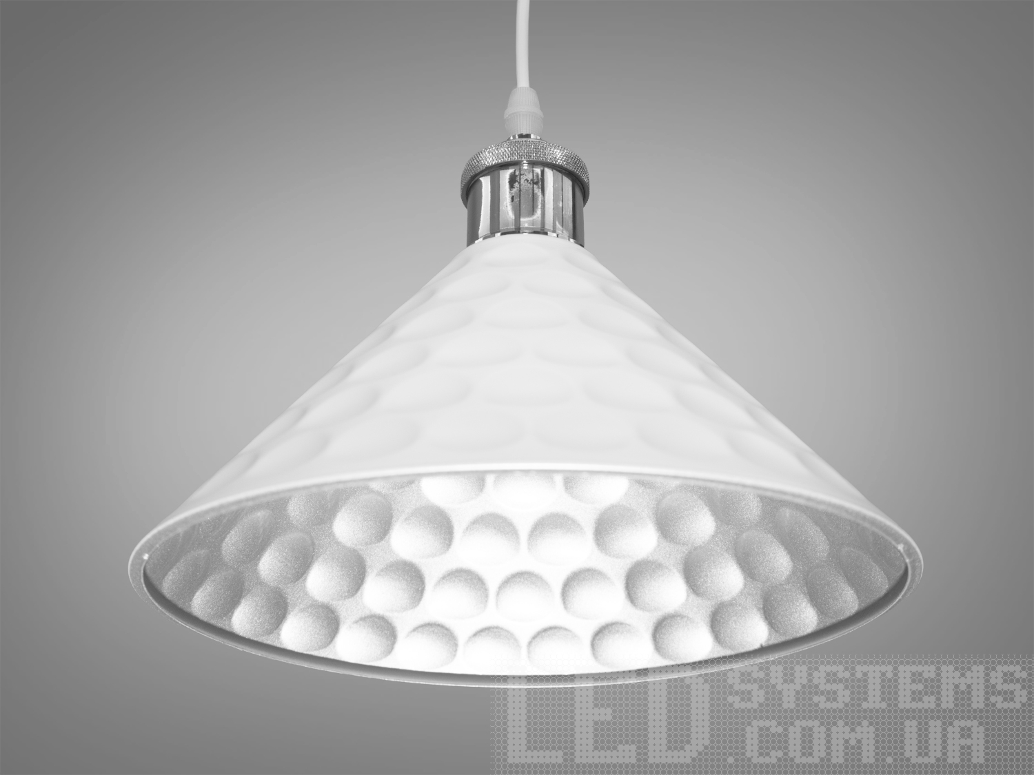 Лаконічний світильник в стилі Лофт підходить для освітлення столиків кафе, барної стійки, робочої поверхні кухні-студії і тд. Цей світильник чудово підходить для підсвічування робочої поверхні.
Стиль &laquo;Лофт&raquo; зараз дуже популярний, його люблять як творчі особистості, так і вельми практичні люди, які віддають перевагу комфорту та простоті в інтер'єрі. Люстри в стилі &laquo;лофт&raquo; ідеально впишуться в сучасні будинки, квартири, кафе, арт-простір, коворкінги, квеструми. За рахунок регулювання шнура можна вибрати оптимальну висоту світильника.
Золотий розсіювач цього світильника збереже світло теплого золотистого заходу сонця на весь вечір.
Ідеально поєднується з лампою Едіссона.
Лампа до комплекту не входить.