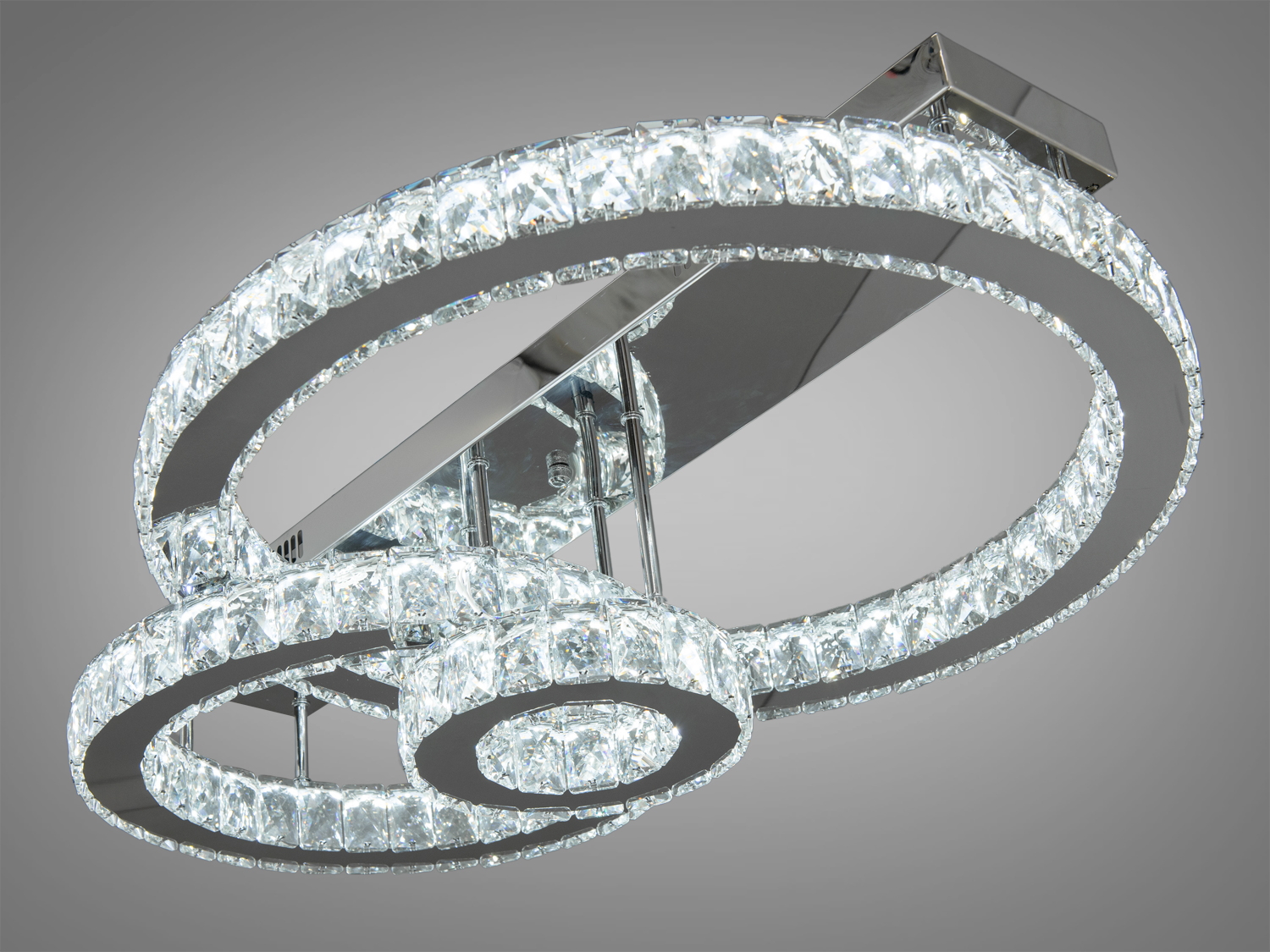 Інноваційна кришталева лед люстра кільця на пульті, 75 Вт. LED люстра для невеликих кімнат та інтерєрів з низькими стелями, створює ефект простору та гармонії.