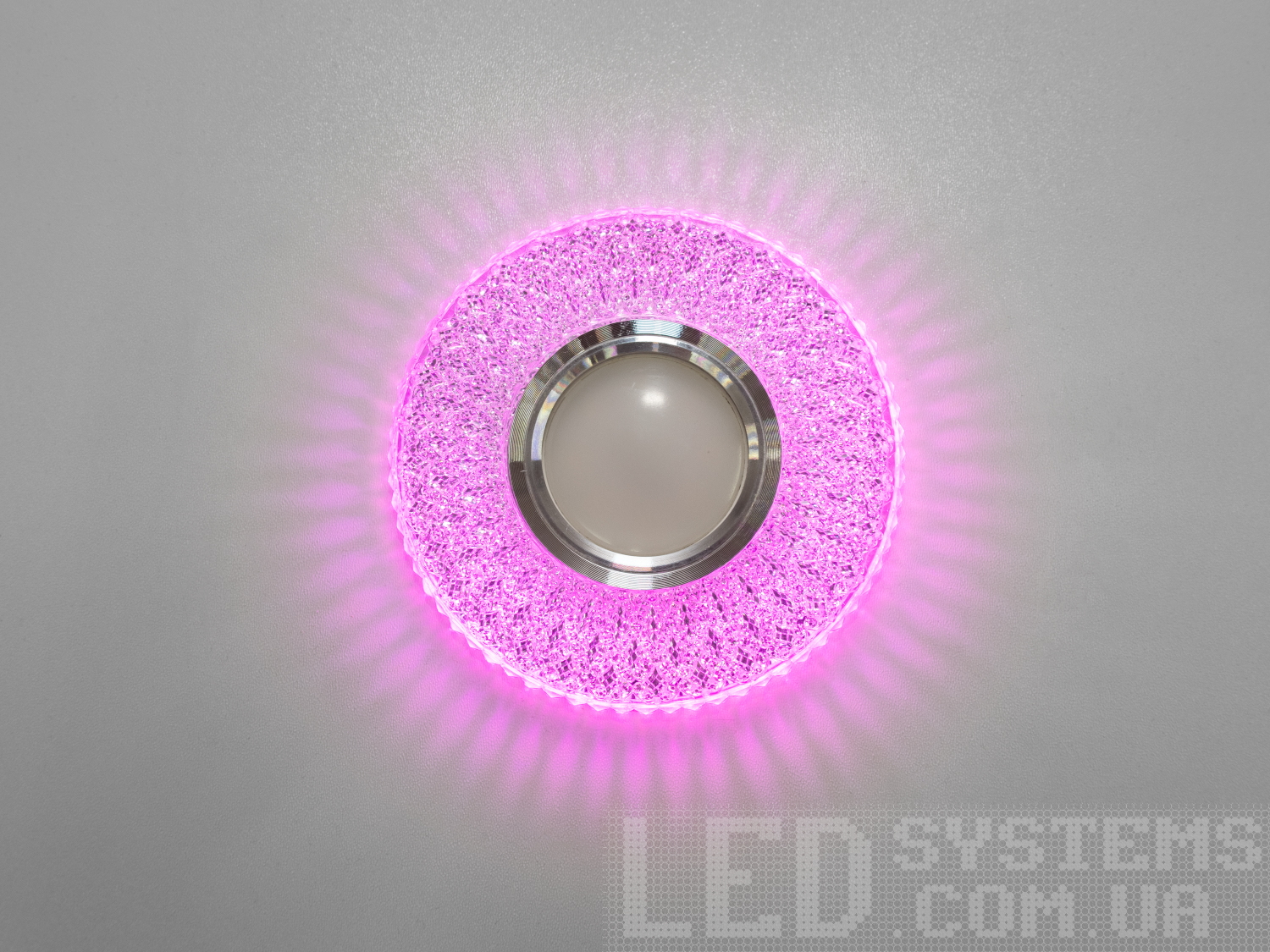 Зазвичай точкові світильники призначаються для підвісних стель і для підсвічування різних ніш або робочої поверхні. Конструктивно точковий світильник складається з двох частин: видимої - декоративної і вбудованої - функціональною. Функціональна частина світильників складається з каркаса, куди вставляється джерело світла і кріпиться декоративна частина, а також затискачів, які призначені для кріплення світильника до стелі. Різноманітність декоративної частини точкових світильників дозволяє зробити Ваш інтер'єр неповторним. Головні якості сучасних точкових світильників - це рівномірне освітлення всього приміщення з можливістю акцентування необхідних деталей інтер'єру.
Точкові світильники вироблені з оптичної смоли краще рішення для натяжних стель. Легкий корпус з акрилової смоли з оптичними характеристиками близькими до кришталю. Стійкий до механічних пошкоджень. Великий вибір моделей і кольорів світильників.
Довгоочікуване оновлення світлодіодного підсвічування. Тепер вам більше не доведеться вибирати між світильниками з білим підсвічуванням і кольоровий.Перемикання кольорів підсвічування здійснюється простим вимиканням-включенням: холодний білий, рожевий, рожевий + холодний білий.
Потужність підсвічування 3Вт.
Для оптових покупців відпускається тільки ящиками по 50шт.
Лампа MR-16 в комплект не входить.