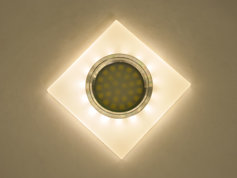 Акриловий точковий світильник Diasha 7870S з LED підсвічуванням, ідеальний для сучасного інтер′єру, підходить для віталень, спалень і офісів.