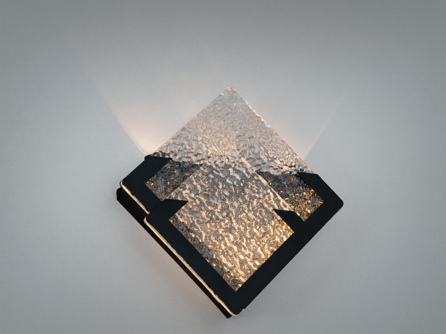 Настінне LED бра Diasha 24 Вт чорне з рельєфним скляним плафоном створює виразний світловий акцент у сучасних інтер′єрах.