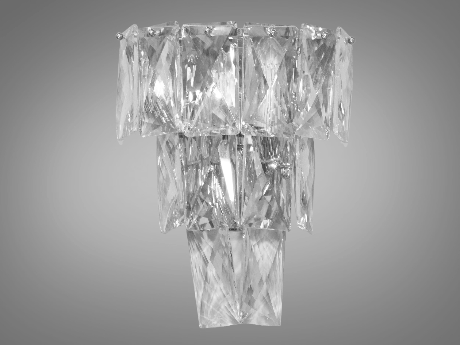 Приліжкове бра з кришталевими підвісами виконане в класичному стилі і розраховане на 3 лампи: звичайні розжарювання, економки або світлодіодні лампи з цоколем Е14. Застосовується в спальню, вітальню, коридор та для залу.
Розкішний класичний світильник буде незмінно актуальним як у класичному інтер'єрі, так і в квартирі студії у стилі лофт подарує крапельку суворості та впорядкованості.
Кріпиться до стіни будь-якого типу універсальним кріпленням на монтажну планку.