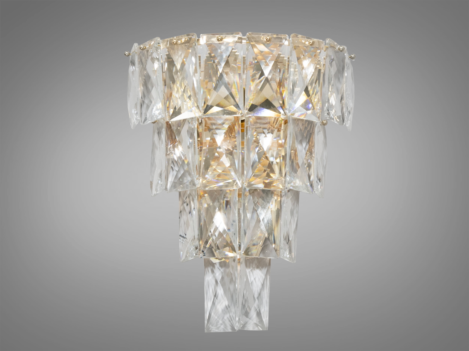 Класичне кришталеве бра з кришталевими підвісами виконане в класичному стилі і розраховане на 3 лампи: звичайні розжарювання, економки або світлодіодні лампи з цоколем Е14. Застосовується в спальню, вітальню, коридор та для залу.
Розкішний класичний світильник буде незмінно актуальним як у класичному інтер'єрі, так і в квартирі студії у стилі лофт подарує крапельку суворості та впорядкованості.
Кріпиться до стіни будь-якого типу універсальним кріпленням на монтажну планку.