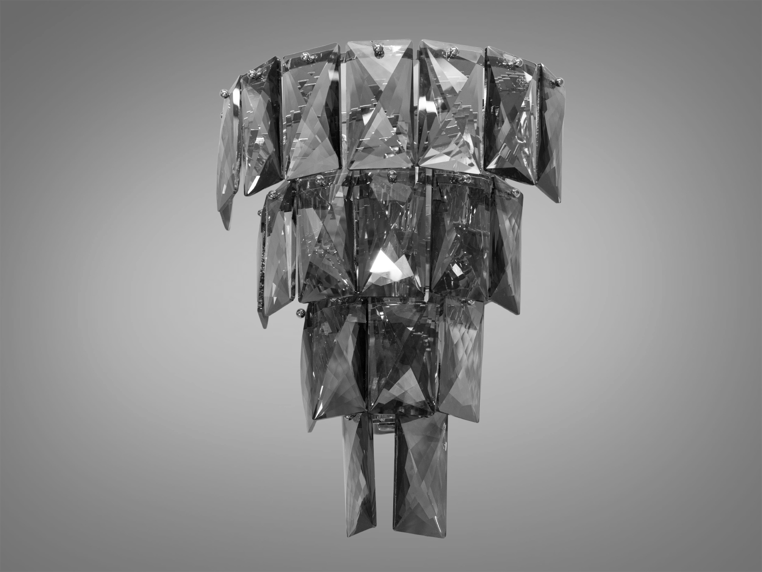 Стильне класичне бра з кришталевими підвісами виконане в класичному стилі та розраховане на 3 лампи: звичайні розжарювання, економки, або світлодіодні лампи з цоколем Е14. Застосовується в спальню, вітальню, коридор та для залу.
Розкішний класичний світильник буде незмінно актуальним як у класичному інтер'єрі, так і в квартирі студії у стилі лофт подарує крапельку суворості та впорядкованості.
Кріпиться до стіни будь-якого типу універсальним кріпленням на монтажну планку.