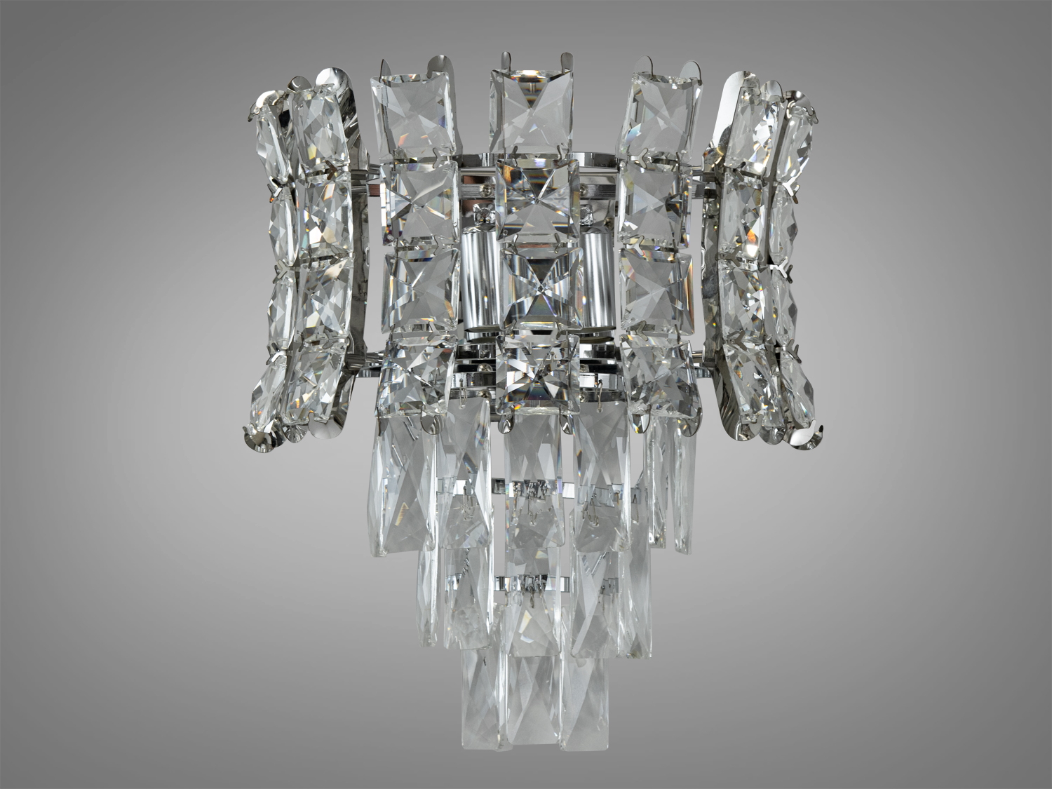 Стильна кришталева бра в класичному стилі призначена для стильного сучасного або класичного інтер'єру. Враховуючи потреби сучасного освітлення, світильник розрахований на дві лампи Е14. Бра освітлює простір м'яким, але водночас яскравим світлом, що ідеально підходить для створення затишної атмосфери в кімнаті. Така універсальність дозволяє використовувати його як у маленьких кімнатах, так і просторих зонах.
З основою хромованого кольору, що сяє під кожним кутом, світильник стає справжньою окрасою будь-якого інтер'єру.
Кріпиться до будь-якого типу стінних поверхонь універсальним кріпленням на планку.
Лампи до комплекту не входять.