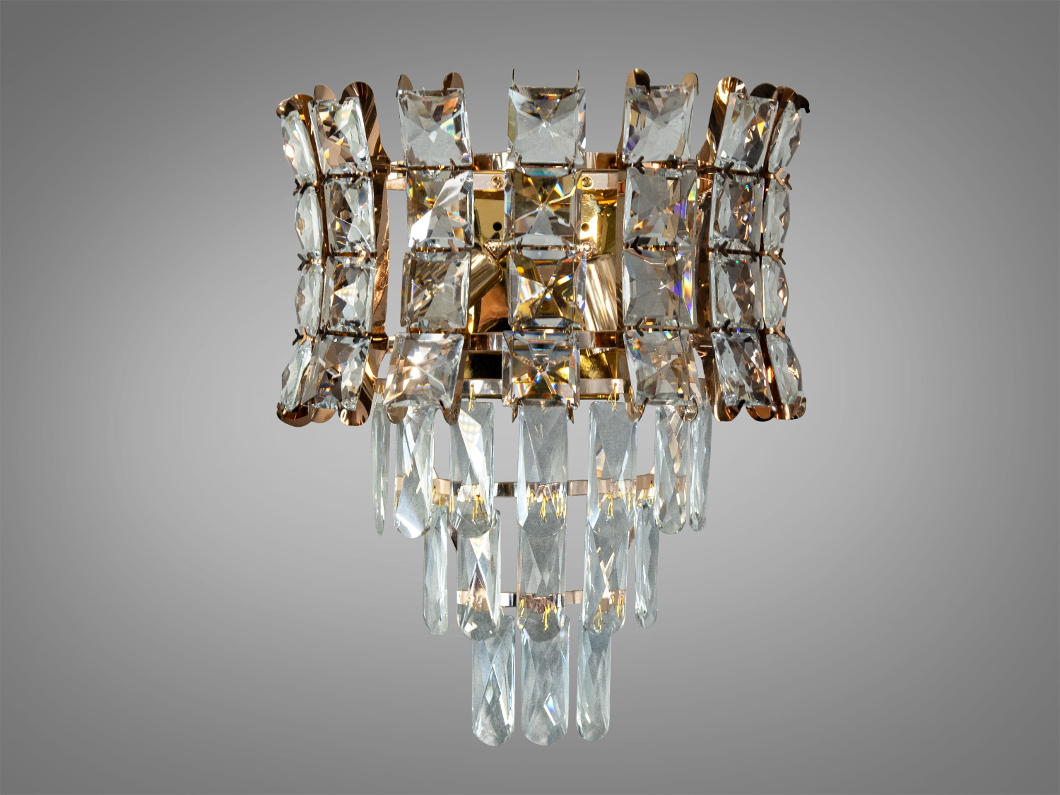 Елегантне бра в спальню із кришталю призначене для стильного сучасного або класичного інтер'єру. Враховуючи потреби сучасного освітлення, світильник розрахований на дві лампи Е14. Бра освітлює простір м'яким, але водночас яскравим світлом, що ідеально підходить для створення затишної атмосфери в кімнаті. Така універсальність дозволяє використовувати його як у маленьких кімнатах, так і просторих зонах.
З основою золотистого кольору, що сяє під кожним кутом, світильник стає справжньою окрасою будь-якого інтер'єру.
Кріпиться до будь-якого типу стінних поверхонь універсальним кріпленням на планку.
Лампи до комплекту не входять.