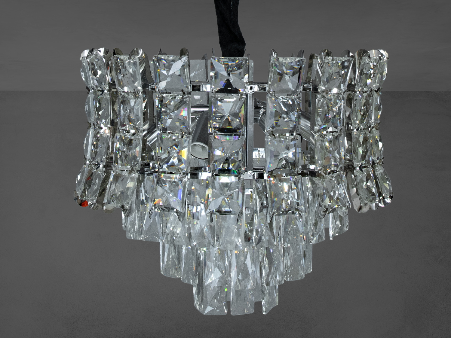 Ошатна кришталева люстра у вітальню матиме гарний вигляд в інтерєрі залу, спальні, холу, їдальні. Також застосовується в інтерєр банкетного або концертного залу, ресторану або готелю.