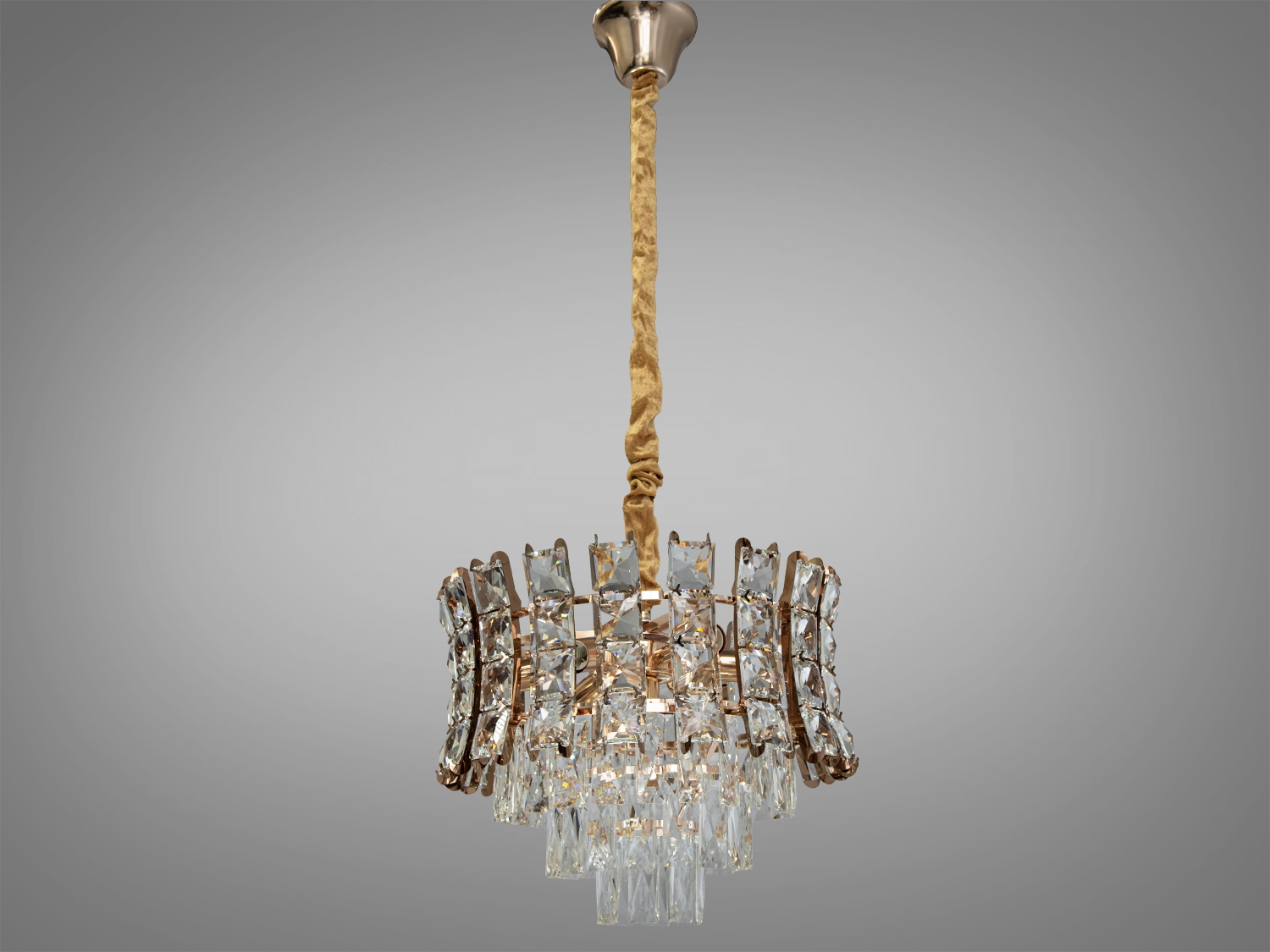 Розкішна кришталева люстра в спальню добре виглядатиме в інтер'єрі залу, вітальні, холу, їдальні. Також застосовується в інтер'єр банкетного чи концертного залу, ресторану чи готелю.
Деталі люстри викликають захоплення: від масивної золотої основи, що випромінює тепле сяйво, до абсолютно відшліфованих матованих кришталів, що відбивають світло, наче множинні дзеркала, розсіюючи його по всій кімнаті. У верхній частині люстри кришталі викладені майстерно вигнуті дугою всередину, з великою увагою до геометрії та балансу. Вони утворюють витончену мозаїку, ніби пов'язану з діамантових ниток. Кожен кришталик має власний відтінок і глибину, надаючи структурі рівень складності, що перехоплює дихання.
На неї можна дивитися під будь-яким кутом, і не дивлячись на легкість конструкції люстри, ви завжди бачитимете лампи тільки через скло. У класичний інтер'єр вона вносить нотки сучасності та легкої грайливості, а квартирі студії у стилі лофт дарує крапельку суворості та впорядкованості.
Висота люстри регулюється завдяки чому підходить для невеликих кімнат та низьких стель. Люстра-підвіс під звичайні лампочки розжарювання, економки або світлодіодні лампи із цоколем Е14.
Увага. Вага люстри 11.8кг.
Лампи до комплекту не входять.