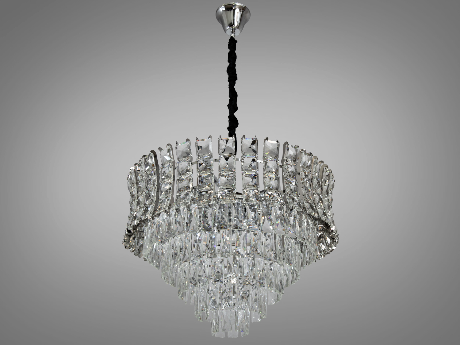 Витончена кришталева люстра у вітальню добре виглядатиме в інтер'єрі залу, вітальні, холу, їдальні. Також застосовується в інтер'єр банкетного чи концертного залу, ресторану чи готелю.
Деталі люстри викликають захоплення: від масивної золотої основи, що випромінює тепле сяйво, до абсолютно відшліфованих матованих кришталів, що відбивають світло, наче множинні дзеркала, розсіюючи його по всій кімнаті. У верхній частині люстри кришталі викладені майстерно вигнуті дугою всередину, з великою увагою до геометрії та балансу. Вони утворюють витончену мозаїку, ніби пов'язану з діамантових ниток. Кожен кришталик має власний відтінок і глибину, надаючи структурі рівень складності, що перехоплює дихання.
На неї можна дивитися під будь-яким кутом, і не дивлячись на легкість конструкції люстри, ви завжди бачитимете лампи тільки через скло. У класичний інтер'єр вона вносить нотки сучасності та легкої грайливості, а квартирі студії у стилі лофт дарує крапельку суворості та впорядкованості.
Висота люстри регулюється завдяки чому підходить для невеликих кімнат та низьких стель. Люстра-підвіс під звичайні лампочки розжарювання, економки або світлодіодні лампи із цоколем Е14.
Увага. Вага люстри 11.8кг.
Лампи до комплекту не входять.