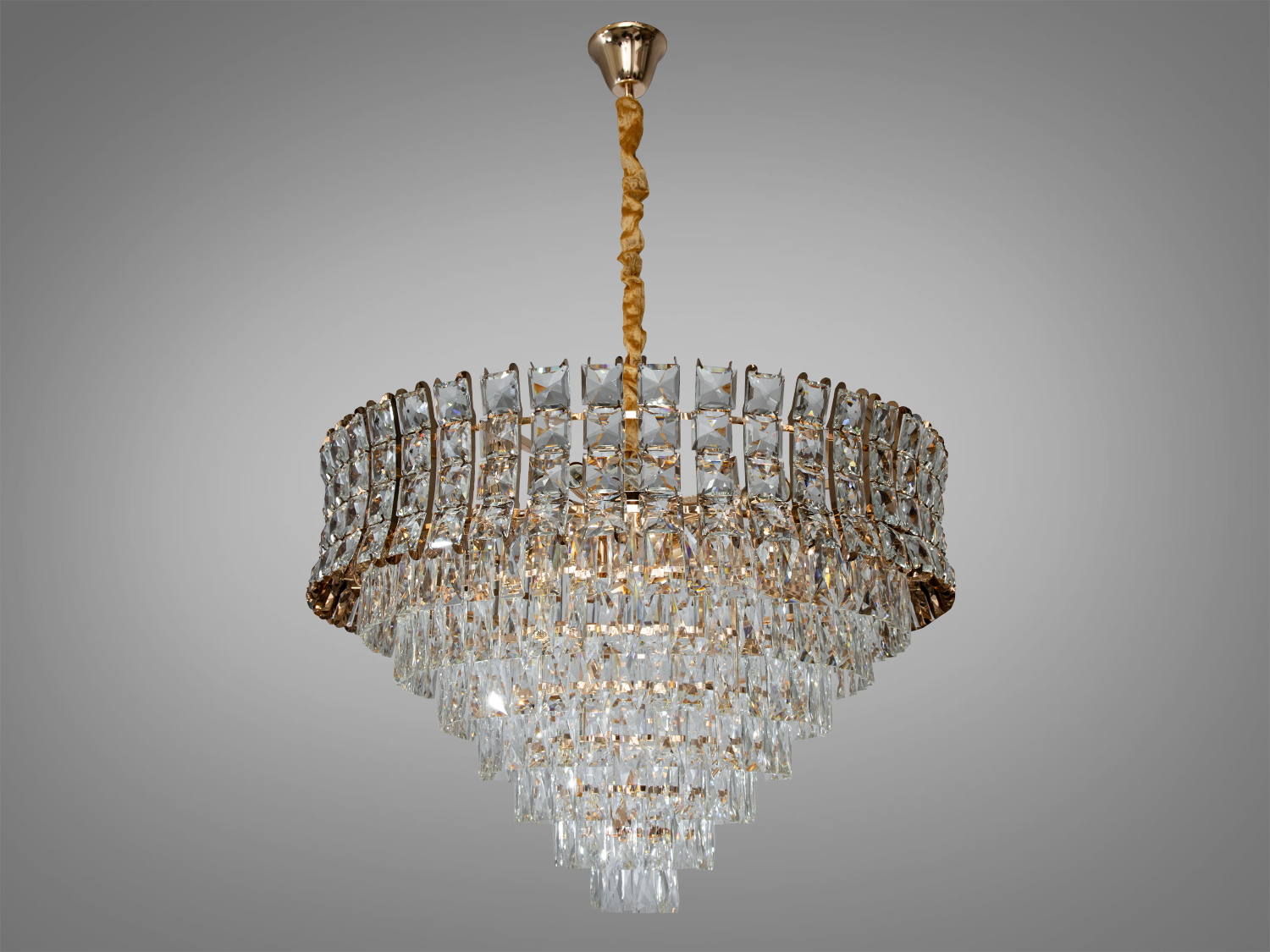 Елегантна кришталева люстра для холу добре виглядатиме в інтер'єрі зали, вітальні, спальні, їдальні. Також застосовується в інтер'єр банкетного чи концертного залу, ресторану чи готелю.
Деталі люстри викликають захоплення: від масивної золотої основи, що випромінює тепле сяйво, до зовсім відшліфованих матованих кришталів, що відбивають світло, наче множинні дзеркала, розсіюючи його по всій кімнаті. У верхній частині люстри кришталі викладені майстерно вигнуті дугою всередину, з великою увагою до геометрії та балансу. Вони утворюють витончену мозаїку, ніби пов'язану з діамантових ниток. Кожен кришталик має свій відтінок і глибину, надаючи структурі рівень складності, що перехоплює дихання.
На неї можна дивитися під будь-яким кутом, і не дивлячись на легкість конструкції люстри, ви завжди бачитимете лампи тільки через скло. У класичний інтер'єр вона вносить нотки сучасності та легкої грайливості, а квартирі студії у стилі лофт дарує крапельку суворості та впорядкованості.
Висота люстри регулюється завдяки чому підходить для невеликих кімнат та низьких стель. Люстра-підвіс під звичайні лампочки розжарювання, економки або світлодіодні лампи із цоколем Е14.
Увага. Вага люстри 19.8кг.
Лампи до комплекту не входять.