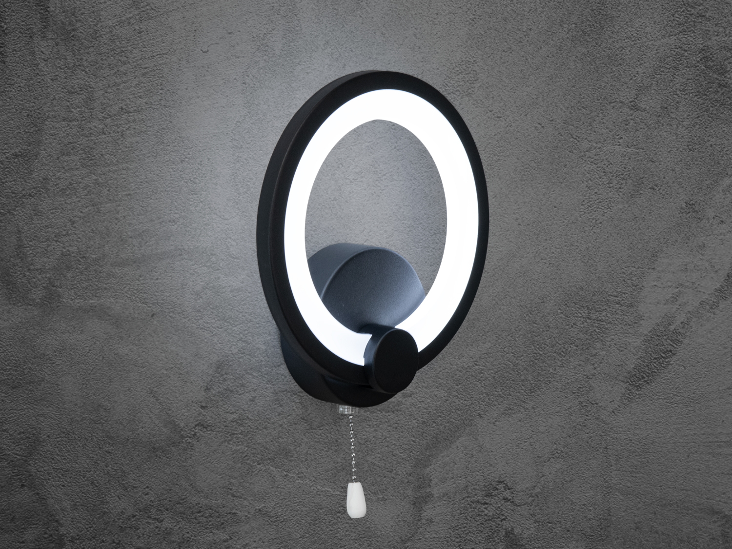 Настінний світильник бра&nbsp;чорного кольору на 9W, виконаний в сучасному стилі, в стилі &laquo;хай-тек&raquo; з плафоном круглої форми для читання і освітлення.&nbsp;За допомогою вимикача є можливість зміни температури світла: теплий, нейтральний, холодний, а також включення-виключення як з настінного вимикача, так і шнурком на самому бра. Кріпиться до стіни,&nbsp;до гіпсокартону або до інших настінним поверхонь.