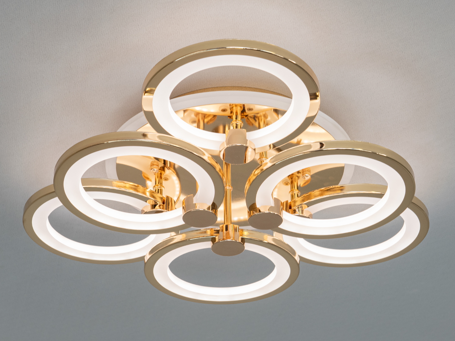 LED люстра для залу з підсвічуванням - більше, ніж просто освітлювальний елемент приміщення. Це справжня прикраса інтерєру, що поєднує технологічність, елегантність та сучасний дизайн.