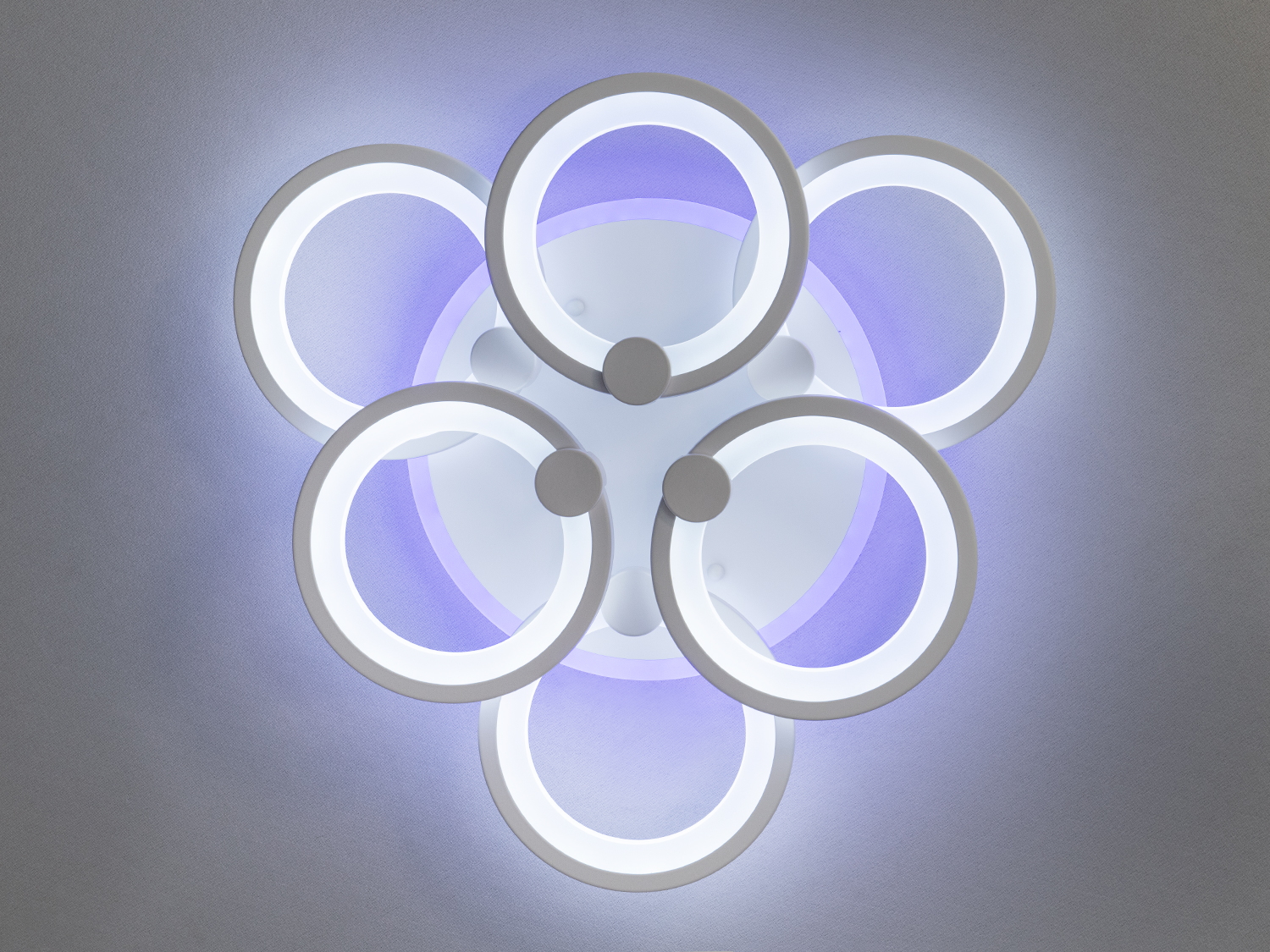 Сучасна світлодіодна люстра 85W для приміщень до 12 м² з димером і кольоровим підсвічуванням.