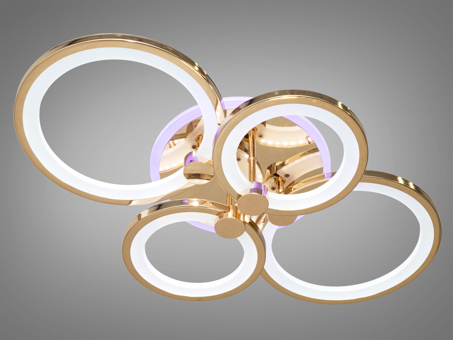 Акрилова LED люстра в спальню з пультом, з LED підсвічуванням, з димером підходить на площу приміщення приблизно 10 кв.м. Застосовується для зали, вітальні, спальні, кухні, коридору, дитячої, оскільки відсутні скляні елементи.
Світлодіодна люстра має кілька режимів: холодний 6000К, нейтральний 4100К, теплий 3200К, включення-вимикання, кольорове підсвічування, змішаний режим. Люстра має електронний димер, що дозволяє регулювати яскравість люстри від 5% до 100% за допомогою пульта, що входить до комплекту.
Кріпиться до стелі будь-якого типу універсальним кріпленням на монтажну планку.